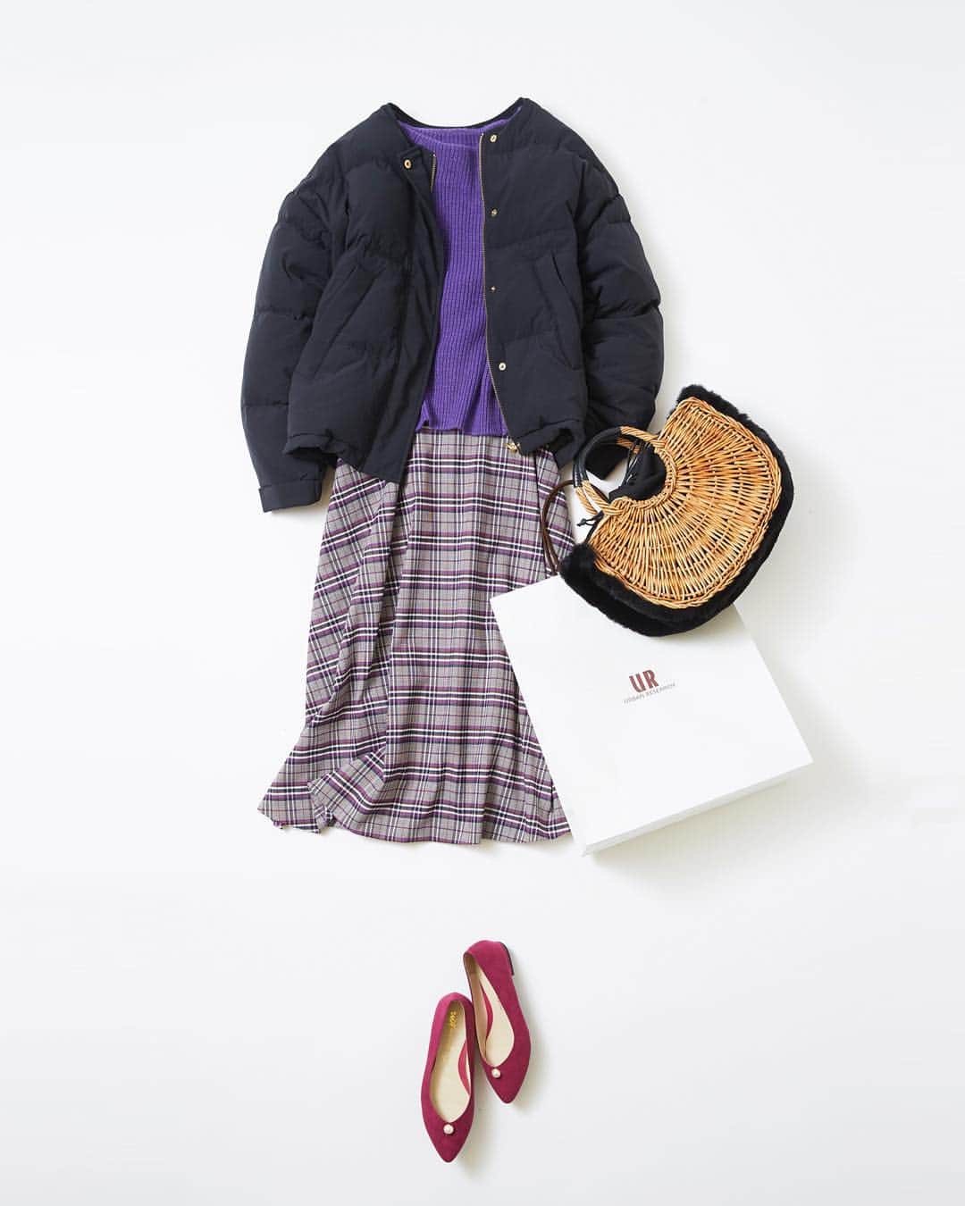 ルミネ公式のインスタグラム：「試着に備えてスカートとパンプスでスタンバイ #ダウン ¥23,000+TAX #ニット ¥11,000+TAX #スカート ¥13,000+TAX #バッグ ¥15,000+TAX #シューズ ¥5,463+TAX ・ [ #LUMINEMAGAZINE ] #lumine #ルミネ #ルミネ大宮 #ジュエルチェンジズ #アーバンリサーチ #ルージュヴィフラクレ #オリエンタルトラフィック #ootd #outfit #fashion #coordinate #コーディネート #ファッション #デイリーコーデ #コーデ #フォロー #入江未悠 http://magazine.lumine.ne.jp/?p=79907 ※商品の価格や取り扱い状況は撮影時点のもので、変更になることがあります。」