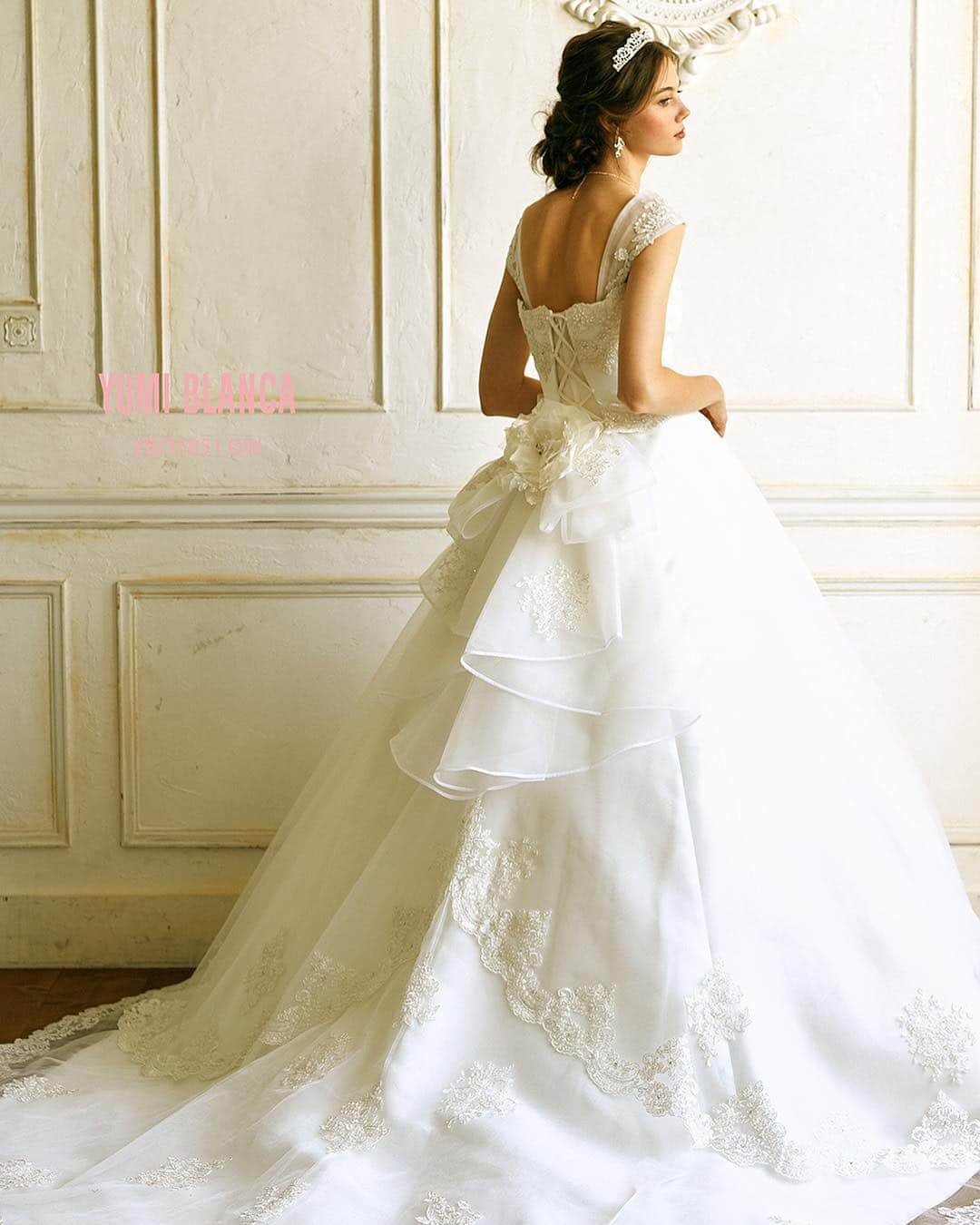 fino_wedding【フィーノ公式】さんのインスタグラム写真 - (fino_wedding【フィーノ公式】Instagram)「ＹＢ－１５８５１（ＯＷ）#yumikatsura  ミカド素材をベースにした、オーセンティックなＡラインのドレスに、シルバーコードのゴージャスな輝きが印象的なウエディングドレスです。 チュールを重ねて長く引いた、取り外し式のトレーンがチャペルに映える厳かな装いです。 キラキラしたシルバーコードレースが会場をも華やかに演出してくれます。プリンセスに憧れる花嫁様から人気のボリュームラインです。 お袖もトレーンも取り外し可能なので、挙式スタイルと披露宴での２ＷＡＹをお楽しみいただけます。  @fino_wedding  @yumikatsurajapan  #チュールドレス#レース #キラキラドレス #刺繍 #ビージングレース #白ドレス #weddingdress #wedding #ウエディングドレス #ベール #プリンセスドレス #袖付きドレス #バックスタイル #バックリボン #2019春婚 #2019夏婚 #2019秋婚 #2019冬婚 #ドレス試着 #ドレス選び #fashion」1月11日 18時14分 - fino_wedding