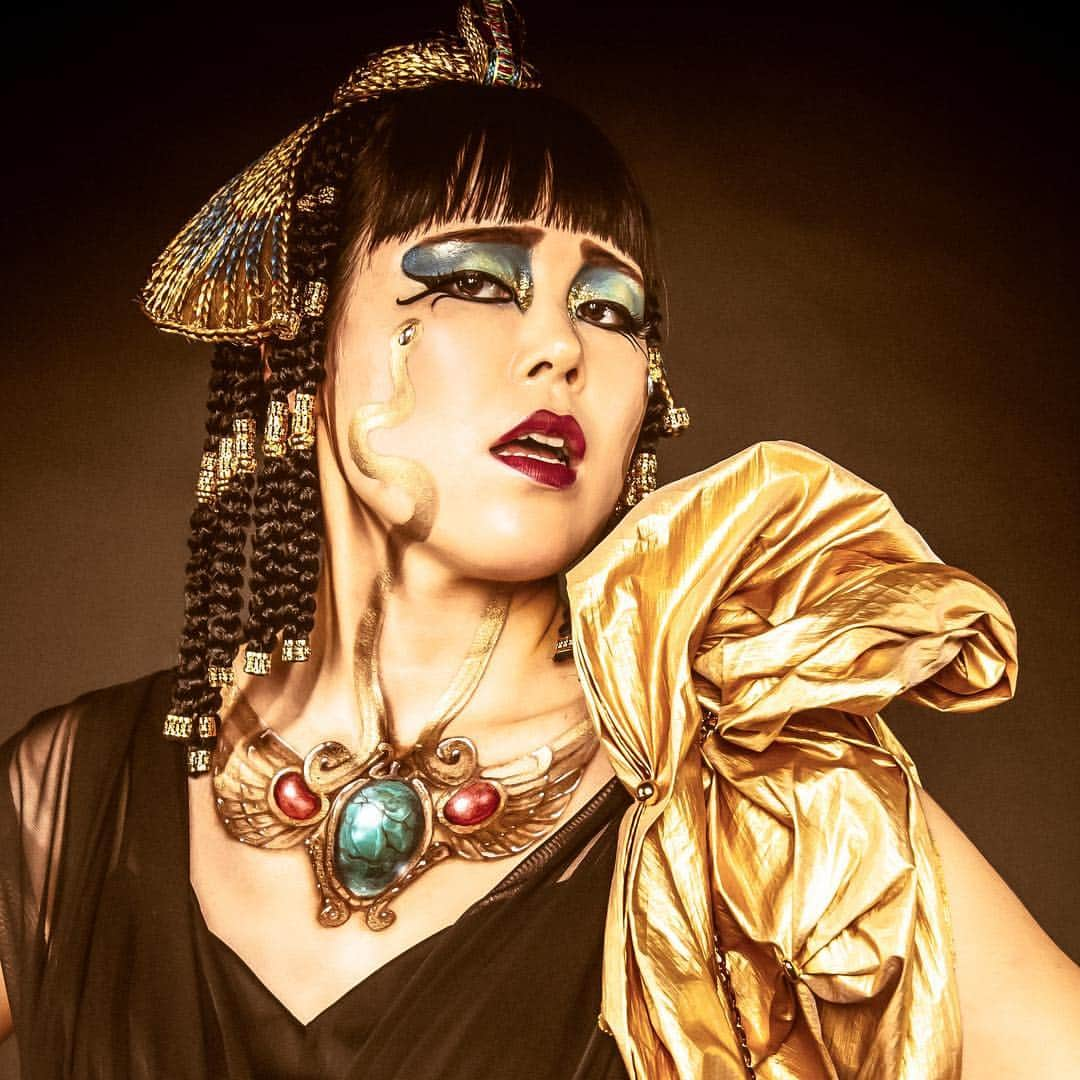 Amazing JIROさんのインスタグラム写真 - (Amazing JIROInstagram)「Another fun collaboration! I painted the shiny gold necklace from her neck to cheek. (Did you notice?) Check out the braided snake headpiece too! “Cleopatra”  Models : @buruzon333 @kooji_brillian @daiki_brillian Makeup & Body paint : #amazing_jiro Hair & Headpiece : @ken.ur.delta Photo : @ar13ak  #cleopatra #buruzonchiemi #withB #queen #goddess #egypt #facepaint #bodypaint #makeup #necklace #headpiece #gold #snake #art #beauty #クレオパトラ #ブルゾンちえみ #ブルゾンちえみwithb #ブリリアン #エジプト #フェイスペイント #ボディペイント #メイク #ヘッドピース #ゴールド #蛇 #アート」1月11日 18時43分 - amazing_jiro