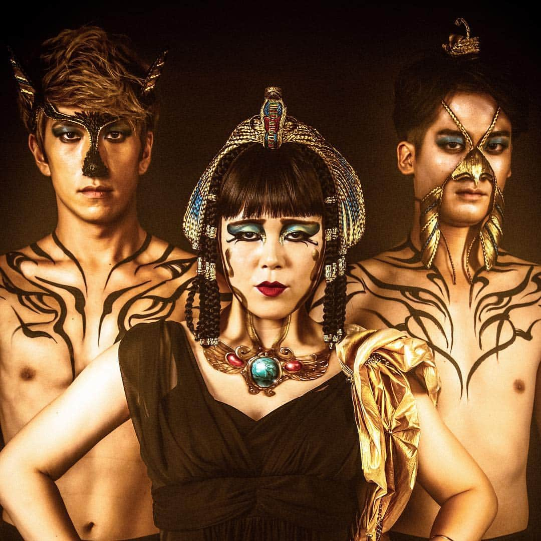 Amazing JIROさんのインスタグラム写真 - (Amazing JIROInstagram)「Another fun collaboration! I painted the shiny gold necklace from her neck to cheek. (Did you notice?) Check out the braided snake headpiece too! “Cleopatra”  Models : @buruzon333 @kooji_brillian @daiki_brillian Makeup & Body paint : #amazing_jiro Hair & Headpiece : @ken.ur.delta Photo : @ar13ak  #cleopatra #buruzonchiemi #withB #queen #goddess #egypt #facepaint #bodypaint #makeup #necklace #headpiece #gold #snake #art #beauty #クレオパトラ #ブルゾンちえみ #ブルゾンちえみwithb #ブリリアン #エジプト #フェイスペイント #ボディペイント #メイク #ヘッドピース #ゴールド #蛇 #アート」1月11日 18時43分 - amazing_jiro