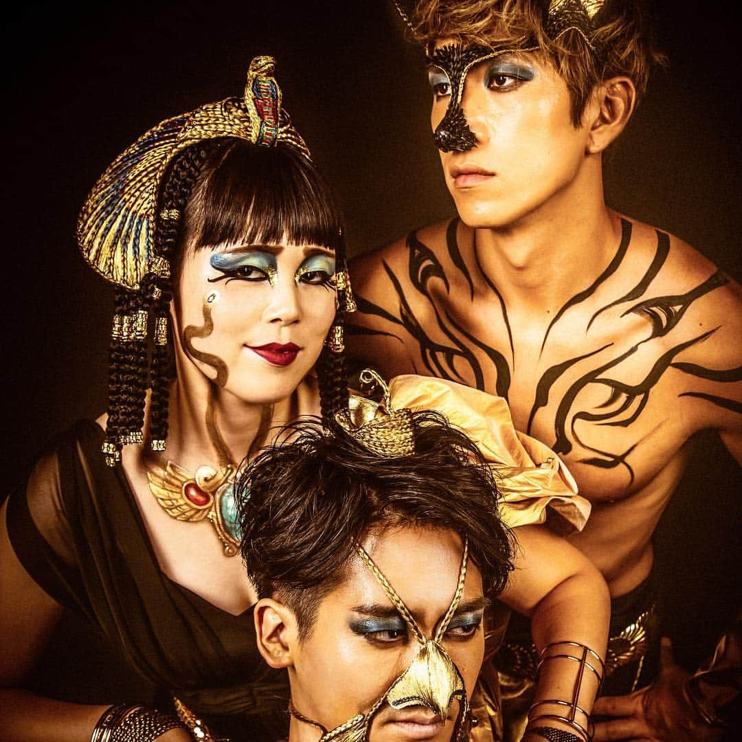 Amazing JIROさんのインスタグラム写真 - (Amazing JIROInstagram)「Another fun collaboration! I painted the shiny gold necklace from her neck to cheek. (Did you notice?) Check out the braided snake headpiece too! “Cleopatra”  Models : @buruzon333 @kooji_brillian @daiki_brillian Makeup & Body paint : #amazing_jiro Hair & Headpiece : @ken.ur.delta Photo : @ar13ak  #cleopatra #buruzonchiemi #withB #queen #goddess #egypt #facepaint #bodypaint #makeup #necklace #headpiece #gold #snake #art #beauty #クレオパトラ #ブルゾンちえみ #ブルゾンちえみwithb #ブリリアン #エジプト #フェイスペイント #ボディペイント #メイク #ヘッドピース #ゴールド #蛇 #アート」1月11日 18時43分 - amazing_jiro