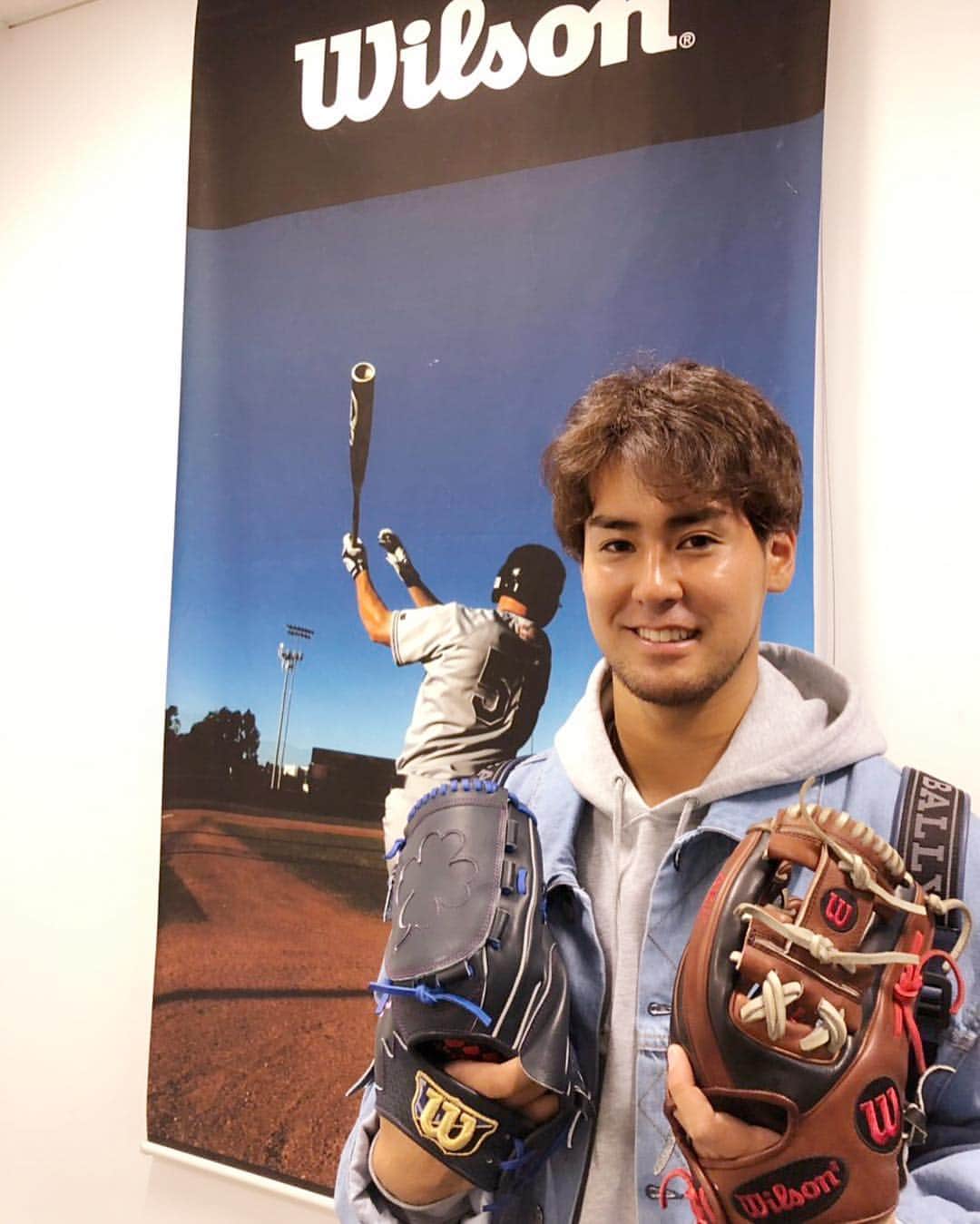 森雄大のインスタグラム：「アメアスポーツ本社に新年の挨拶してきました⚾︎ 今年もお世話になります🍀 よろしくお願いします⭐ #アメアスポーツ  #wilson  #2019 #四つ葉のクローバー」
