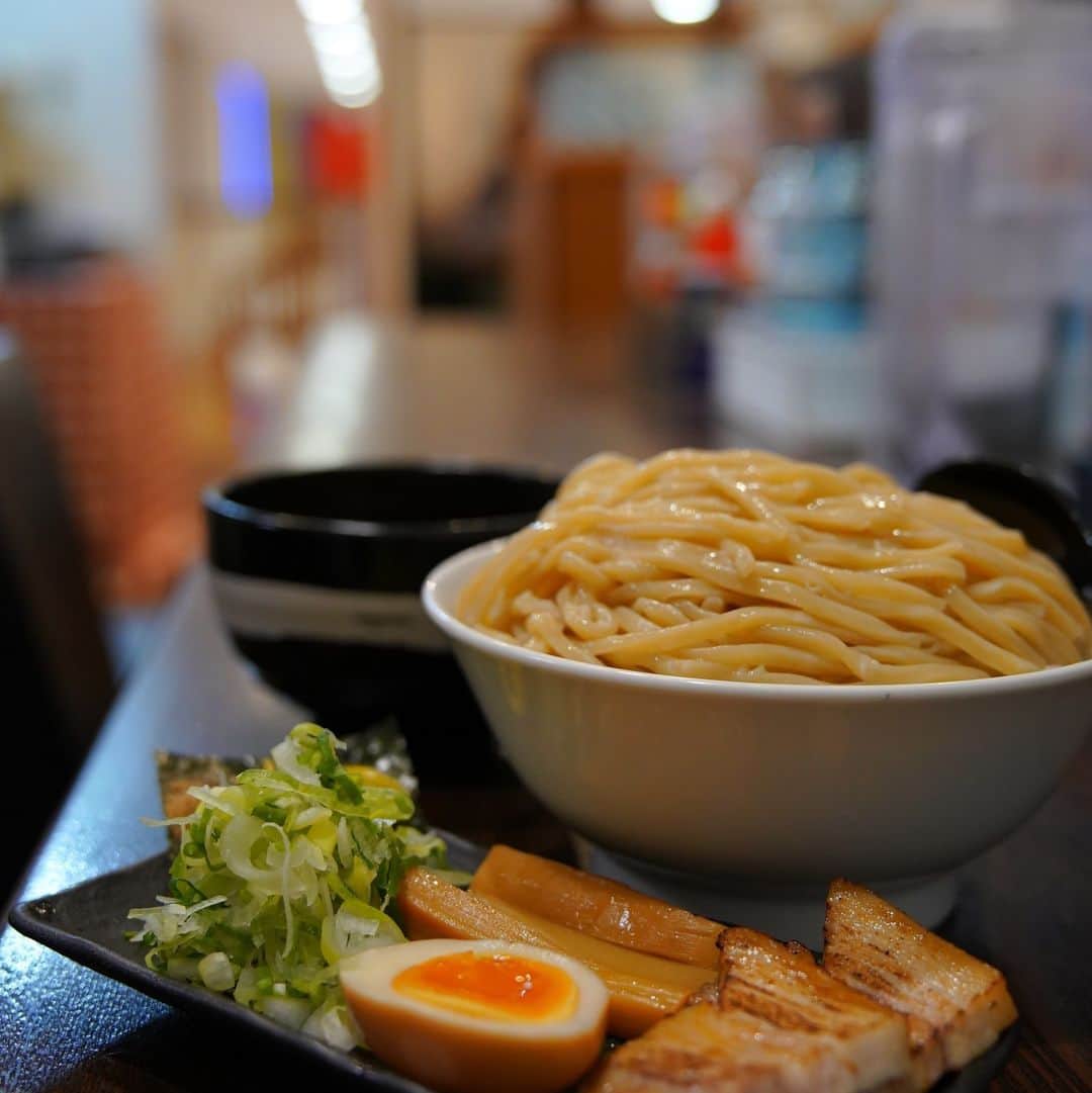 デックス東京ビーチ公式Instagramのインスタグラム：「11日本日は「いい麺の日」です🍜✨ . 全国製麺協同組合連合会は毎月11日は「いい麺の日」と制定しているんです！ . デックスのつけ麺らーめん春樹のこだわりの麺とタレをぜひご賞味ください✨ オリジナルの平打ち麺の、驚くべきコシの強さともちもち感がたまらないです！！！ . いい麺の日には、デックスのつけ麺らーめん春樹へお越しくださいね🍜 . ＊レストラン情報＊ つけ麺・らーめん専門店 シーサイドモール 6F . #お台場 #デックス東京ビーチ #デックス #japan #tokyo #odaiba #deckstokyobeach #decks #お買い物 #ショッピング #ショッピングモール #お台場デート #レインボーブリッジ #東京タワー #お台場海浜公園 #お台場デート #つけ麺 #こってり #がっつり #春樹　#つけ麺らーめん春樹　#超濃厚魚介とんこつつけ麺 #ラーメン春樹 #麺の日 #麺　#ラーメン #ramen #つけ麺部 #つけ麺インスタグラマー #ラーメン好き」