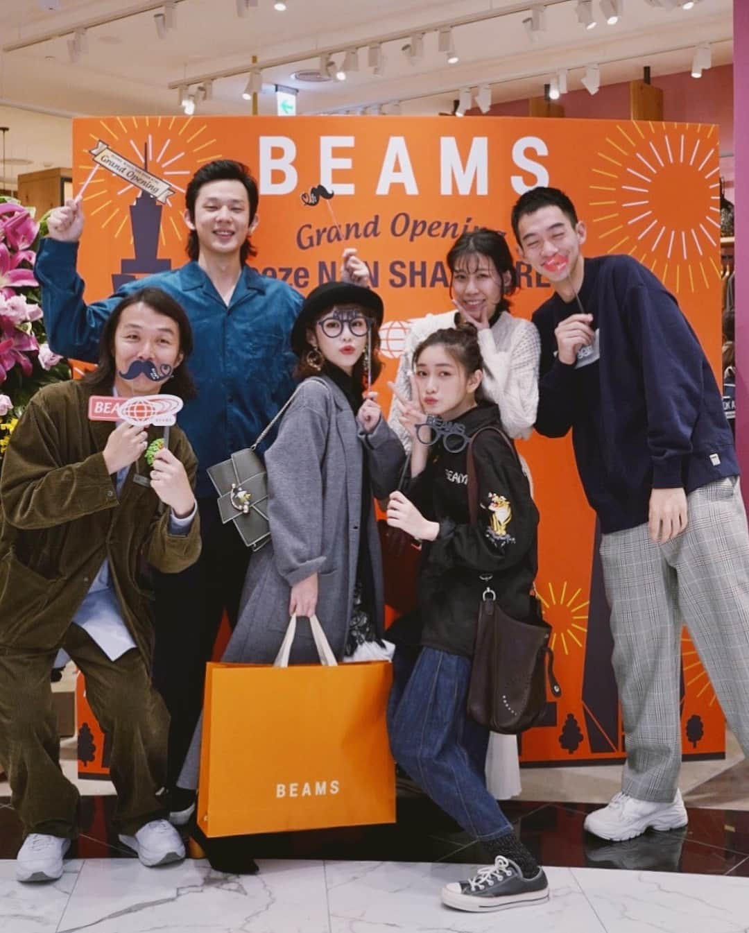 紀卜心さんのインスタグラム写真 - (紀卜心Instagram)「愛牌微風南山新開幕啦～～ @beams_taiwan  我真的包了這件外套跟帽子包包😜 好喜歡有設計感又百搭的東西啊!!! 最後一張的牛皮紙袋不覺得超可愛嗎!是紙袋設計耶還防水 一見鍾情帶它走了哈哈 每次踏進Beams荷包都在緊張  #beams微風南山atre #beamstaiwan」1月11日 19時10分 - eatzzz7