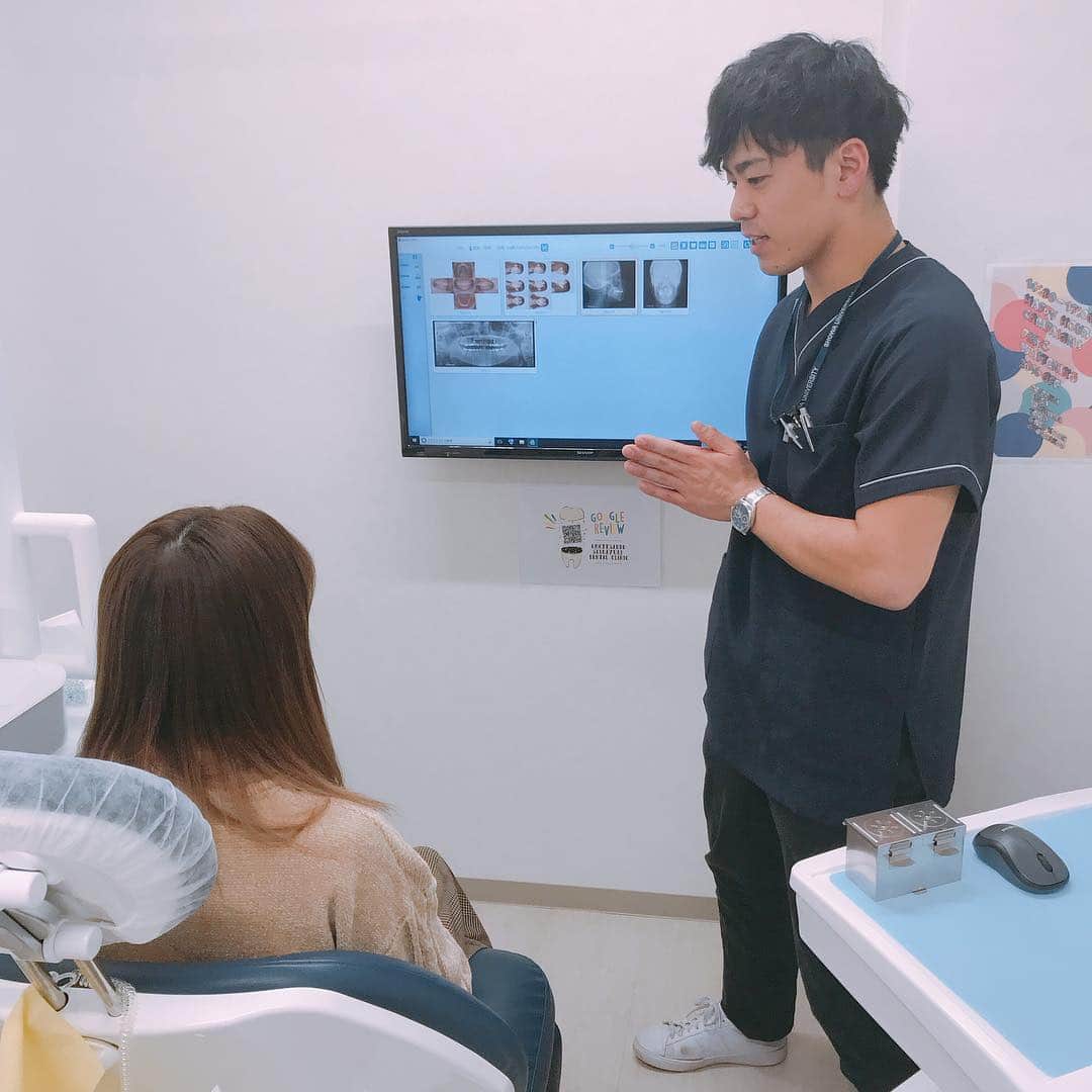 さきぼんさんのインスタグラム写真 - (さきぼんInstagram)「りょーくんと表参道しらゆり歯科(@omotesandoshirayuri )へ行ってきました🦷🖤 . りょーくんはホワイトニング、そして私はずっと悩んでいた歯科矯正のカウンセリングを受けました。 悩み事をきいていただいて、それを踏まえて丁寧なカウンセリングを受けて、2年間通っていた病院から 転院 することに決めました🥺！ . これまで通っていた歯科は矯正専門の歯科じゃないから月1しか先生が来てくれなくてすごく面倒だったの。問題が起きてもすぐに解決できないし。。 それが表参道しらゆり歯科は予約が取りやすくて感動した😭 . そして、ワイヤーからインビザラインという透明のマウスピース治療に変わるよ！ ワイヤーのせいで食べ物が食べづらかったり、口内炎ができたり、あと見た目！ それが全部解決だ😭 私はカウンセリング当日にインビザラインの治療に必要なレントゲンや写真をすぐ撮ってもらってスピーディさにも感動😭 . 歯科矯正の病院選び、いつもの 即決 してしまったことすごくすごく後悔してて 2年間沢山泣いたの😞 だから矯正のこときかれても全く答えたくなくて、今まで全然参考になること伝えられなくてごめんね😞 これからは経過とともに報告していきます🦷✨ . あと歯科クリニックだから抜歯・虫歯治療・歯茎の調子なども同じ病院で見てもらえるよ😭 . めっったに長文書かないわたしが、ここまで長文かくほど歯科矯正の病院選びはしっかりしたほうがいいということ！！ . 表参道しらゆり歯科は インビザライン 矯正治療がすごく得意なんだよ🥺💓 是非無料カウンセリングを受けてみてね。 . なんと歯科矯正も「さきぼんのインスタを見た」で10％オフになるよ😭💦 (ホワイトニング/セラミック/PMTC等も) ☎️ 0120-118-041 からカウンセリング予約できるよ！ . 私の担当は 奥村先生❤️ 優しすぎた🧸 表参道以外にも店舗がたくさんあるよー！  質問があればここにコメントください。できる限り答えます！ . . #表参道しらゆり歯科 #銀座しらゆり歯科 #インビザライン #歯科矯正 #矯正 #矯正女子 #表参道 #精密審美会 #さきぼん矯正」1月11日 19時47分 - sakibon69