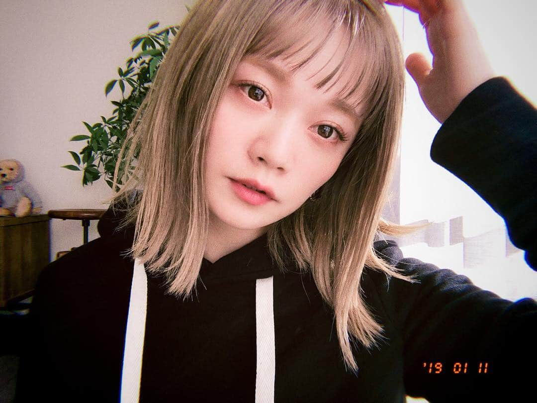 高山直子さんのインスタグラム写真 - (高山直子Instagram)「NEW HAIR✂︎✂︎✂︎ カラーは根元ブリーチでリタッチに、ラベンダーとなんとかを足してon color😳 ちょっとの変化でかなり気分転換できた💜 カットはパツっと抜けとこなれ感出してもらいました💛 久々に、女性美容師さんにガラッとチェンジしてもらいたくて仲良しのマイマイのところへ💇🏼‍♀️ まつ毛とアイブロウもメンテナンスし、年末年始にできなかったアレコレ一気に整えられてスッキリ🤤 color: @shogo1202 cut: @maiko618 eyelash&eyebrow: @fraisier_ sweat: @la_balance_online.s  #ヘアカット#ヘアカラー#ブロンドヘアー#ハイトーンカラー#透明感カラー#ミディアムヘア#切りっぱなしボブ#オン眉#シースルーバング#イメチェン#バングカット」1月11日 19時56分 - nao_70koro