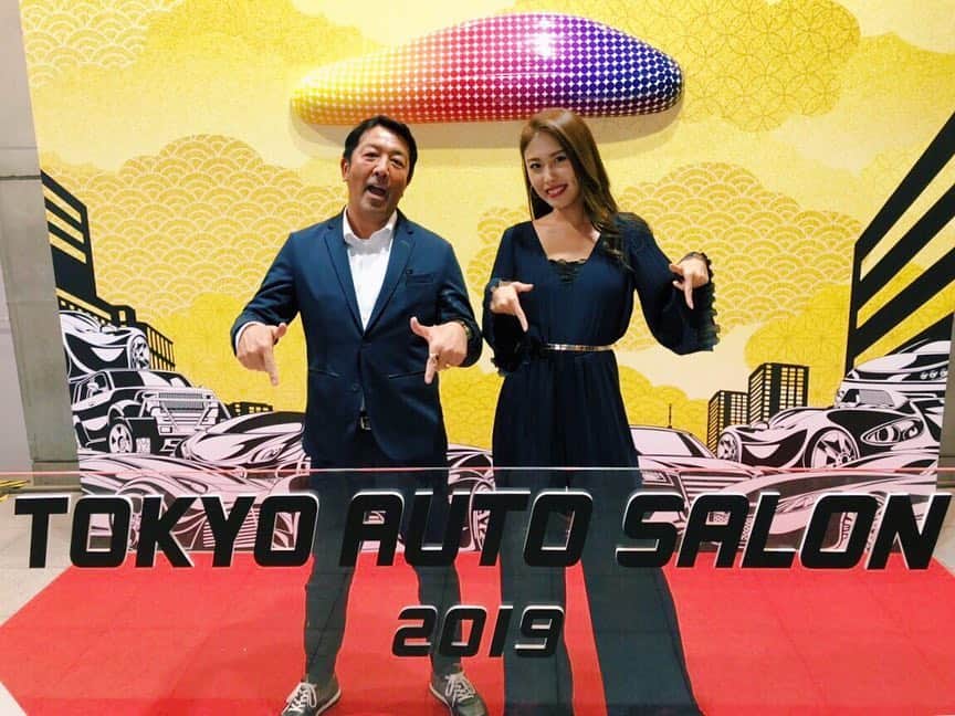 澤井玲未のインスタグラム：「#黒ちゃんねる 東京オートサロンの取材ロケ無事終了〜❣️ 各メーカーさんお邪魔しました！車についてもリポーターの事も色々と勉強になったしもっとこういうお仕事増やしていきたいなあ💭 なにより、黒ちゃんありがとうございました☺️🤙🏾✨ . オンエアお楽しみに😍 . #東京オートサロン2019#東京オートサロン#オートサロン#取材#リポーター#テレビ愛知#車」