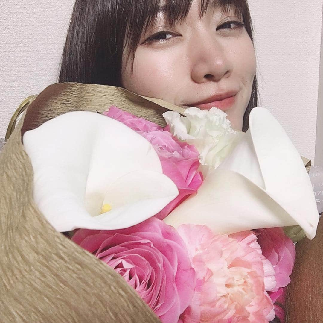 小林亜実さんのインスタグラム写真 - (小林亜実Instagram)「. 今日は「良好生活研究所」の撮影でした！ １月２６日放送だよっ お邪魔した企業様から、ひと足早く誕生日のお祝いしていただきました😭🙏✨ びっくりしたぁ、お花うれしぃ！ありがとうございます😭💕 . .」1月11日 20時06分 - koami112