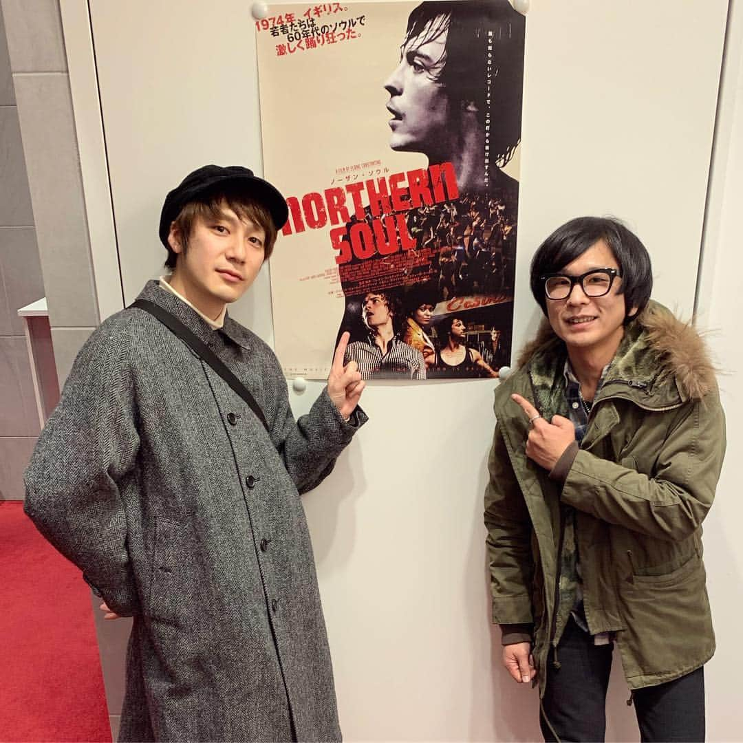 THE BAWDIESさんのインスタグラム写真 - (THE BAWDIESInstagram)「‪さぁ、日本武道館公演まで…あと6日と迫ってまいりました！そして‬1stアルバム「THIS IS MY STORY」のラストを飾り、BAWDIESのライブでは欠かすことのできない「KEEP ON ROCKIN’」のMUSIC VIDEOがYouTubeにて公開となりました！ ‪そんな本日はリハーサルを終えて、THE NEATBEATSのモンドくんと『NORTHERN SOUL』という映画の試写会へ！‬…2日連続の映画投稿ということで、おすぎ様スタイルで宜しくお願い致しますよ。。 ‪最高に踊れる最強の一曲！でも誰も知らない一枚！という究極のアンダーグラウンドなシングル盤を求める旅！それが70年代初めにイギリス北部で起きた『ノーザン・ソウル』という現象！その空気感を生々しく体感出来る素晴らしい映画でした！‬ レア過ぎて私が、手に入れることを何度も諦めたレコード達が、ガンガン流れて大興奮！2月9日より公開！是非観てほしいです！ By Roy  #bawdies #結成15周年目 #メジャーデビュー10周年目 #1月17日日本武道館公演 #keeponrockin #ニューシングルHappyRays発売中 #northernsoul #ノーザンソウル #theneatbeats #モンドくん」1月11日 20時07分 - thebawdies