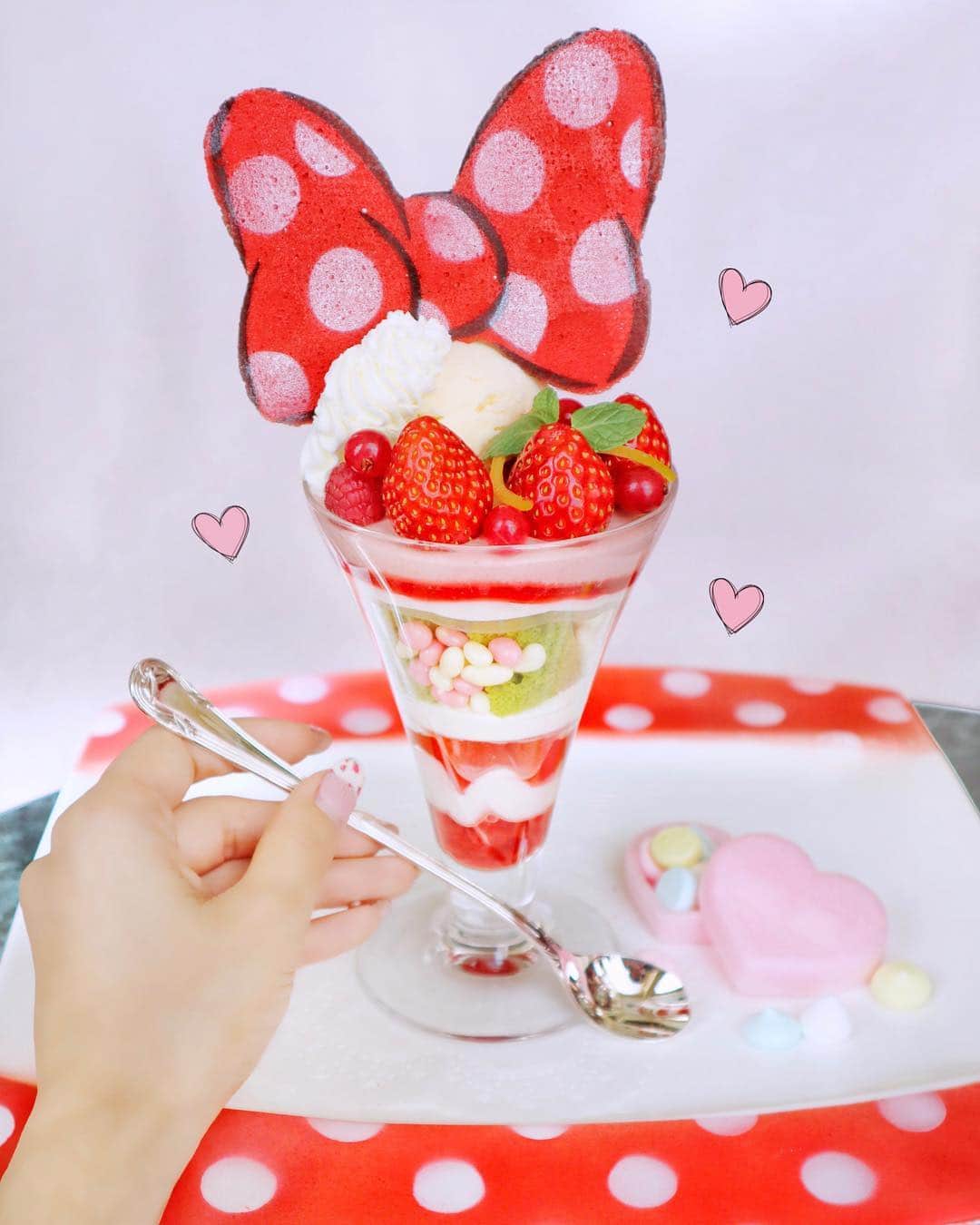 のインスタグラム：「みてみてー❣️超可愛いよっ🐭🎀💘﻿ ﻿ 「“春キャン”ストロベリーと﻿ ホワイトチョコレートのパフェ」🍨🍓🌸﻿ ﻿ ミニーちゃんのリボンがsuper cute😍﻿ ボリュームも満点で味も美味しかった﻿〜〜🎶 ﻿ ﻿ 今日はすっぴんでおひとり様ディズニー🤓﻿ ハートウォーミングデイズとイヤハを買いに💓﻿ 1人だと写真気にせず純粋に楽しめて﻿ 全然1人もありだなぁって思った💘💘💘﻿ ﻿ まだ一人で行くの2回目だから先輩方﻿ 楽しみ方色々教えてくださいっ🥺💕笑﻿ ﻿ ﻿ #tokyodisneylandhotel#tokyodisneyland#tdl#tds#tokyodisneysea#tokyodisneyresort#disneysweets#ディズニーランドホテル#春キャン#ミニーちゃん#ディズニースイーツ#パフェ#いちごパフェ#東京カフェ#カフェ#カフェ巡り#千葉カフェ#ディズニーカフェ#フォトジェニック#먹스타그램#카페#데일리#카페스타그램#スイーツ女子#スイーツ部#スイーツ巡り#みいきのカフェめぐり☕️🍰﻿」