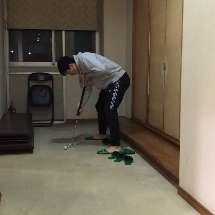 荒木貴裕のインスタグラム：「遅くなりましたが明けましておめでとうございます！今年もどうぞよろしくお願いします🙇‍♂️ そして、去年に引き続きやっていりました、大志のパター！！！ #2019本人はいいらしい めっちゃダサい笑」