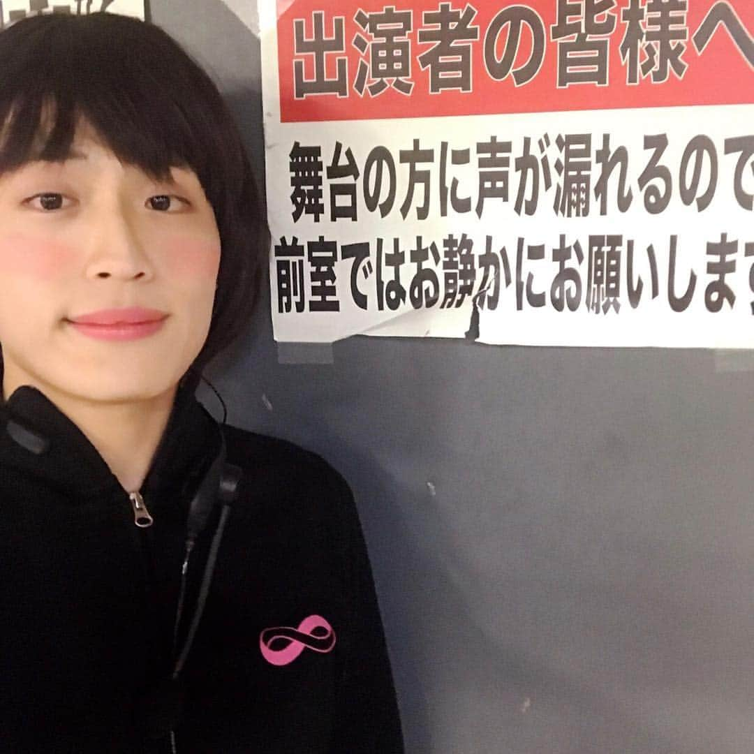 池田直人さんのインスタグラム写真 - (池田直人Instagram)「【人間図鑑 no.87】 「チーク濃いめの劇場スタッフさん」  名前:渡屋里美  年齢:25歳  職業:劇場スタッフ（舞監さん）  趣味:物作り、漫画  特徴:買い物してると小道具で使えそうって思う  本人からのひとこと「いやあ、なかなか彼氏できないっすねー」  #人間図鑑 #渡屋里美 #劇場スタッフ #なかなか彼氏できない #エンディングで全員集合させる #小道具集める #お菓子嬉しい #芸人に小道具置いていかれると困る #家に人をダメにするクッション置いてる #休みの日は壁中の漫画を読む #ライブの合間にお菓子食べる #化粧薄め #身長150センチくらいの人多い #池田の事うちより女子力高いよーってみんないうてくれる #以前リクエストいただきました #実際にハッシュタグスタッフさんからもらいました #劇場スタッフさんいつもありがとうございます」1月11日 20時55分 - ikenao0919