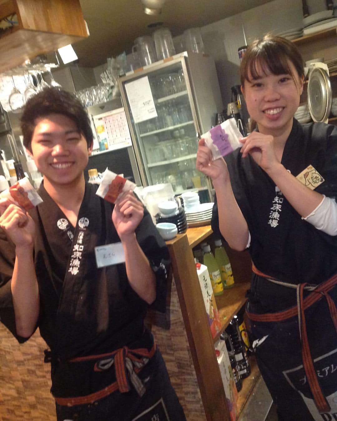 知床漁場 新大宮店のインスタグラム：「本日も知床漁場にご来店誠にありがとうございます🙇 本日は社員のくみさんとバイトのむっちゃんのご紹介です✨ 2人ともいい笑顔です🤗 そして2人が手に持っているのは先日広島旅行に行ったゆりさんがみんなにくれたもみじ饅頭です🤤 ゆりさんありがとうございます、おいしくいただきます😋 #知床漁場#新大宮#奈良#知床#居酒屋#海鮮#海鮮居酒屋#くみさん#むっちゃん#ゆりさん#もみじ饅頭#ありがとう#餡子大好き」