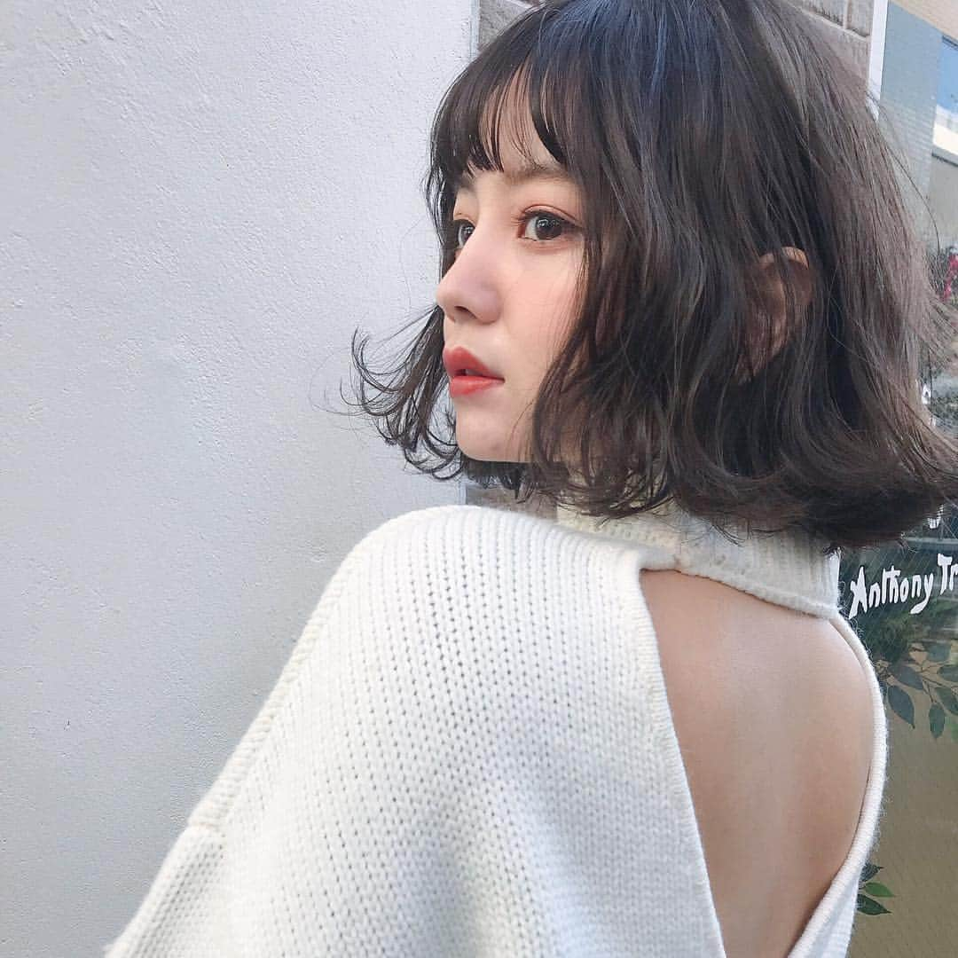 NANAMIさんのインスタグラム写真 - (NANAMIInstagram)「明日のTGCに向けてヘアメンテナンス♡♡ オリーブベージュでちょっといつもより 透明度のある明るさに♡ 本当に緊張しすぎて毎日ソワソワ、、今からもう心臓飛び出るくらいドキドキ、、大丈夫かなぁ？（笑） 暖かい目で見守ってくれると嬉しいです🥺💕 声援とかもうじゃんじゃんしてほしい🥺💕 #白玉ななみ #color #lbyhome #hair」1月11日 21時24分 - nanami023