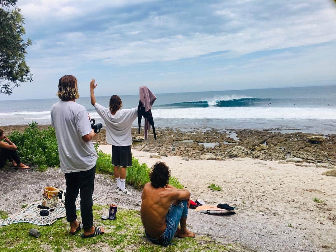 マーロン・テシェイラのインスタグラム：「—- “At a blessed place with blessed kids  on another blessed day.” 🙌🙏🙌 @kurtkiggins1 @kippcaddy1 & @cameronstaunton 💫💙 #AussiePipe 💙💫 —- “Em um lugar abençoado com pessoas abençoadas em mais um dia abençoado.” 🙌🙏🙌 #AussiePipe 💙💫 —- 🎩...Peace&Light...♻️ —- #SurfTime #Australia #WhatAPlace #GoodVibesOnly」