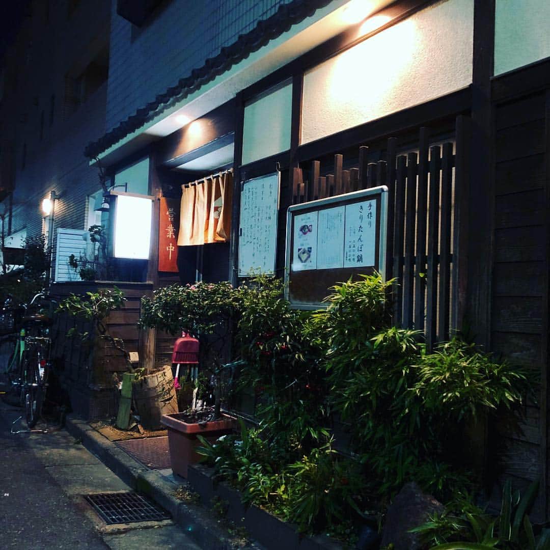 のインスタグラム：「秋田県人なら一度は訪れているはず！？の東京は目白の路地裏にある＇きりたんぽ屋＇ 久方振りにおばあちゃんに会ってきました。大正13年（1924年）生まれの95歳。現在もこの御方が杵(きね)と臼(うす)で毎日手作りしているそうな。いや〜元気ハツラツさに度肝を抜かれます。他にもいろいろ抜かれちまいますが、必ず🅴🅽🅴🆁🅶🆈貰えます 🤙🏻 最新版ミシュランガイドにも掲載されたそうです。お是非に！  #michelin #clubmichelin #ミシュラン #ミシュランガイド #目白 #五城目 #きりたんぽ #きりたんぽ鍋 #ハタハタ寿司 #天狗 #tengu #longnosedgoblin」