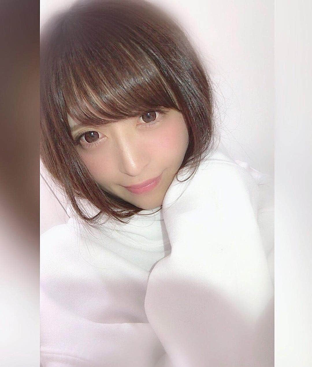 ぴちゅさんのインスタグラム写真 - (ぴちゅInstagram)「初タマネギヘアに🍘👆🏻ダブルタップを💋﻿ ﻿※実は……﻿﻿ ﻿ ﻿ の、【胡散臭くSNSで演じる理由】【ぴちゅの由来】を４つ前投稿に﻿ 【人に怒りたい時、の相談回答】を１つ前投稿に書いたのでみてね⚠️﻿﻿ ﻿﻿ ﻿﻿ ずっとロングかミディアムヘアの私が﻿ とうとう‼️﻿ タマネギヘアー🍘になりました。﻿ どうですか…(；＿；)⁉️﻿ ﻿ ﻿ すみません、嘘です。﻿ すっぽり入ったのでそんな写真を撮ってみました。﻿ ﻿ 📸はそんなパーカー女子👶🏻2枚目全身にデニム。﻿ ﻿﻿ 続き﻿﻿ 👇🏻﻿﻿ ーーー﻿﻿ ※またおどってみた🎥UPしました﻿ TikTokアプリでpichu921🔍検索しフォローしてみてね﻿。﻿ ２８，０００名フォロワー超えました。感謝です…﻿ ーーー﻿﻿ ※フォロー✅いいね、コメントお願します…！﻿﻿ ※実際の私❌、🚹異性、恋愛💝、お酒、💰お金等よく頂く質問は﻿﻿ プロフ下ハイライトのタイトル【❌🚹🍺質問回答こちら】へ。﻿﻿ Twitter→@pichu921 フォローぜひです！﻿﻿ ーーー﻿﻿ 👇🏻﻿﻿ オオカミくんには騙されない﻿﻿ 最終回３３０万視聴超えました。次シーズンもぜひ！﻿﻿ 👶🏻エンディングに名前あるので探してみてね👶🏻﻿﻿ キャスティングや宣伝担当番組のうちの1つです。他番組は⬇︎に﻿﻿ ﻿﻿ ﻿﻿ 👉🏻プロフィールページの右上の🔻押して﻿﻿ 【投稿のお知らせをオン🔔にする】﻿﻿ 押して頂けたら嬉しいです。﻿﻿ ﻿﻿ ﻿﻿ ﻿﻿ 今中途採用強化中です。私が正社員として勤めております﻿﻿ AbemaTV、サイバーエージェント、テレビ局や番組、広告や宣伝本部やIT含めご興味お持ちの方は↓ご確認後メッセお待ちしております。﻿﻿ ﻿﻿ 番組出演ご興味お持ちの方Twitterツイートをご確認の上TwitterDM✉下さい.﻿﻿ ﻿﻿ ✅Twitterはブスと気付き名を付けた…等名の由来や非公開写、ダイエット記載中﻿﻿ 👉🏻@pichu921 を押しプロフィールリンクから飛べます。﻿﻿ 又はツイッターで@pichu921検索しフォロお願します…ᵒ̴̶̷̥́ _ᵒ̴̶̷̣̥̀💓﻿﻿ ﻿﻿ ﻿﻿ ﻿﻿ ⚠️動画３００万、﻿﻿ ⚠️sns計１２万フォロワーの皆様いつも感謝です…﻿﻿ ﻿﻿ ↑のうち以下SNSフォローお待ちしております。﻿﻿ ☑３.１万人→このインスタ﻿﻿ ☑２.７万人→‭https://twitter.com/pichu921‬ でpichu921検索を﻿﻿ ☑️２.８万人TikTok→pichu921🔍検索しフォローを…変顔動画ばかり💩﻿﻿ １２０万再生こえました。本当に感謝です。﻿﻿ http://vt.tiktok.com/WbS35/﻿﻿ ☑１００万YouTube→‭http://bit.ly/2e27a5K‬ YouTube→ぴちゅでチャンネル登録を…すっぴんや整形メイク等期間限定公開中﻿﻿ ☑経歴→‭http://amba.to/1ROUeJ1‬﻿﻿ ☑️Facebook→脇山はるか﻿ ﻿﻿ ﻿﻿ この写真にダブルタップ、いいねとコメント頂けると大変嬉しいです。返信必ず致します。お待ち下さい。﻿﻿ ﻿﻿ （１～５１．５６．６０．６３．６７．７１．７３．７５．８３こ前の投稿に２００～５００コメント有難ございます。﻿﻿ 最近もずっと１００件以上嬉しいです…返答込）﻿﻿ ﻿﻿ ※番組出演ご興味お持ちの方はTwitterご確認下さい。募集中。﻿﻿ ２０番組程キャスティングをさせて頂いており（過去含）番組に合わせてご返答致します。（事務所所属の方はご担当者様へご連絡致します。年制限無）﻿﻿ ﻿﻿ 普段AbemaTV サイバーエージェント社員で広報等宣伝本部の﻿﻿ 番組キャスティングと宣伝担当しております。会社で頂いた﻿﻿ ＭＶＰ🏅や賞は１８．２７～３１．３６．６８．７７．７９．１１５こ前の画像文ご覧下さい。﻿﻿ 中途採用や会社に興味お持ち下さった方Twitter【ぴちゅ @pichu921】やFacebook【脇山はるか】からメッセ頂きたいです。﻿﻿ 先日出演させて頂いた番組視聴下さった方感謝です。﻿﻿ ﻿﻿ ーー﻿﻿ ※よく頂く質問※﻿﻿ ①趣味→SNS＆貯金＆相談乗らせて頂く事﻿﻿ SNS：外内面魅力なく人脈ない者がぴちゅと名付け自己ブランディング行うとどれだけ数値持てるだろう﻿﻿ 己を実験台としtwi開始。SNSでの実験が趣味﻿﻿ 貯金：節約貯金将来の為行っています﻿﻿ 高価な品興味なくご飯も基本朝しか食べずお酒も嫌で基本飲まず自身にお金使いません。合コンも行った事なく仕事関係外で異性と会う事滅多にありません🚹﻿﻿ ﻿﻿ ②会うと言われる事は？→想像と真逆。﻿﻿ それ以外はプロフィール下の〇のハイライトタイトル﻿﻿ 【❌🚹🍺質問回答はこちら】へ﻿ ーーー﻿ ﻿﻿ １２キロダイエット成功 #connect__official @oblekt.jp いいねして下さった方のお写真にランダムいいねさせて頂いております。長文ご覧頂き感謝です…ネット上胡散臭くてご免なさい。。」1月11日 22時00分 - pichu921