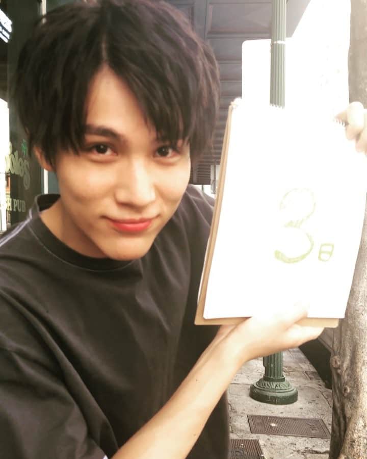 中川大志 のインスタグラム：「あと3日寝ると、、写真集『maka hou』の発売日✨❤️ #はたちの大志 #中川大志 #写真集 #hawaii #はたち #makahou #holoholo」