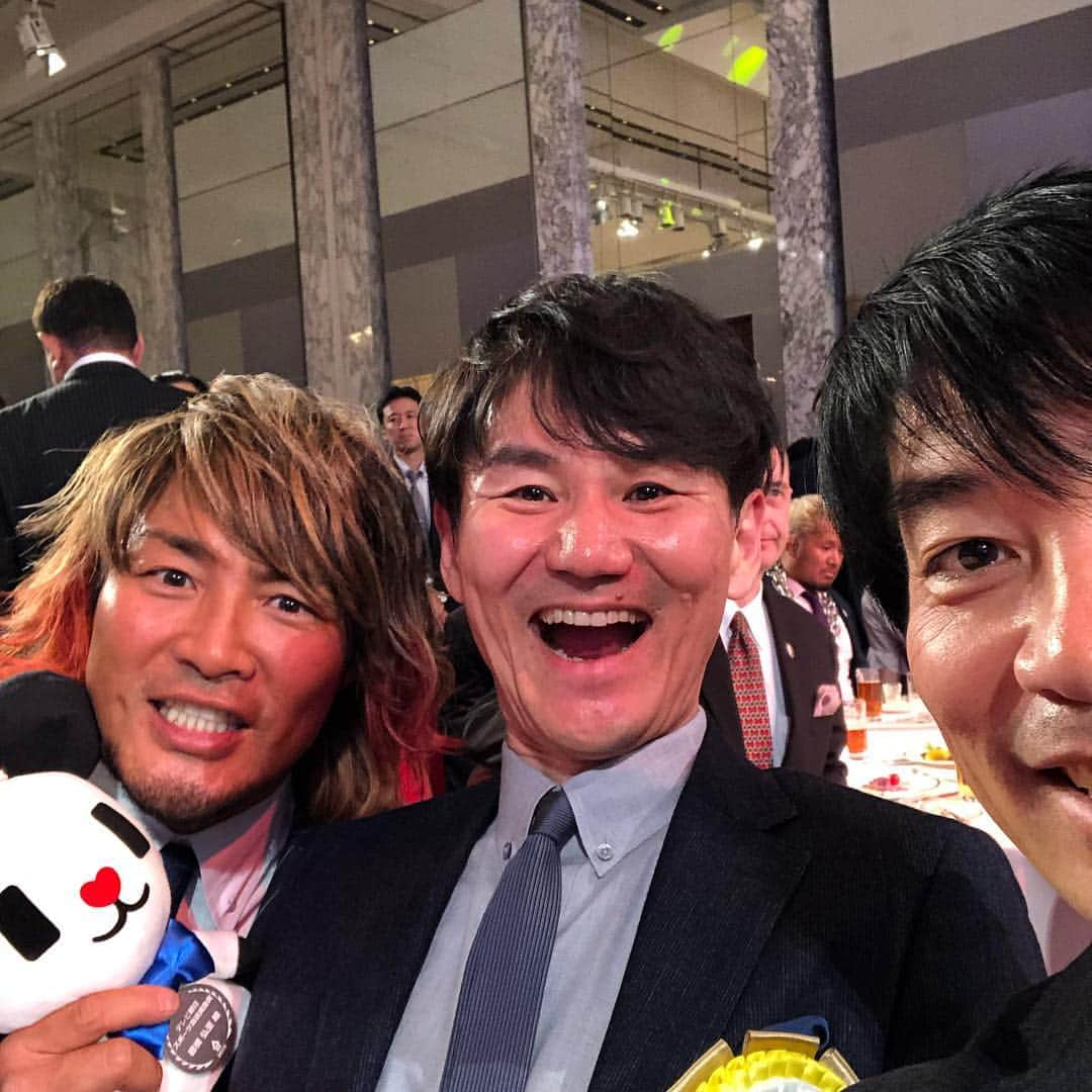 中西哲生さんのインスタグラム写真 - (中西哲生Instagram)「今宵は毎年新春恒例のテレ朝ビッグスポーツ賞表彰式。『Get Sports』でご一緒している南原清隆さんと参加しました。隣の席のプロレスラー棚橋弘至選手と。  #テレ朝 #ビッグスポーツ賞 #GetSports #棚橋弘至 #南原清隆 #中西哲生」1月11日 22時41分 - tetsuonakanishi