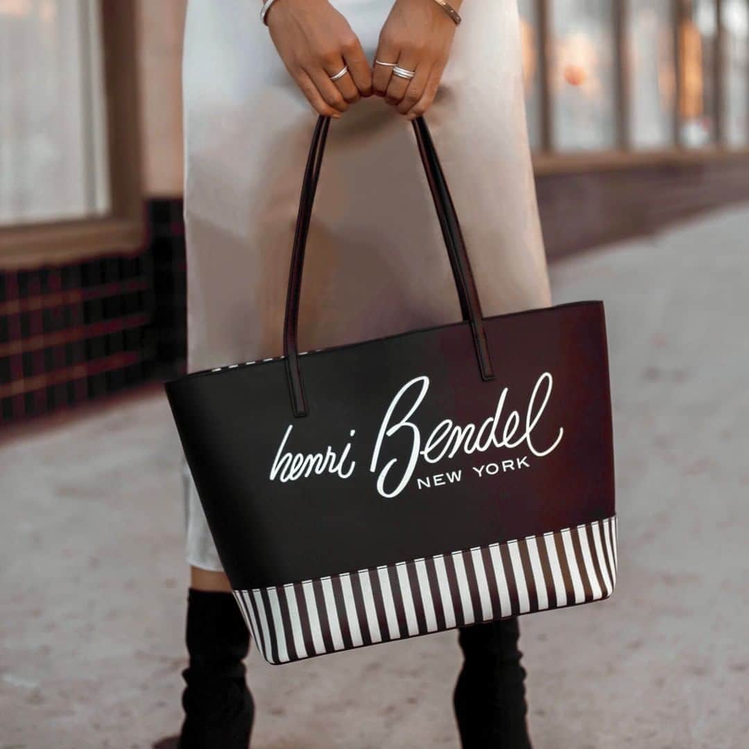 ヘンリベンデルのインスタグラム：「Seeing stripes and saying YES to all things #henribendel. 🙌🏻 Visit our site now to #shop this and more just-back-in-stock #sale styles before they're gone! 📷: @samiraradmehr」