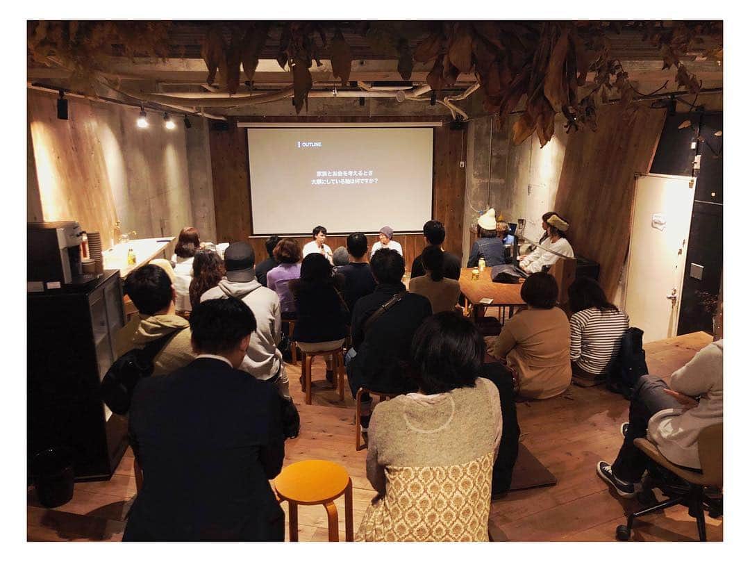 セソコマサユキのインスタグラム：「Okinawa  Dialogでのイベント「フリーランス × 家族 多様性ある沖縄で、なめらかな働き方をつくる」、無事に終了しました。たくさんの人にお越しいただけて感謝。少しだけど個別にもお話しすることができて、来ていただいた方の個性に触れられたのも嬉しかったです。ご来場いただいた皆さん、ありがとうございました。今日の出会いが、何かのきっかけになりますように。お相手していただいた村上さん、運営の水澤くん、ありがとうございました。  人前で話をするのはエネルギーがいるけれど、改めて自分を見直すことができて良い時間だったと思います。うまく話ができたか不安ですが、何か少しでも心に残ることがあると良いな。」