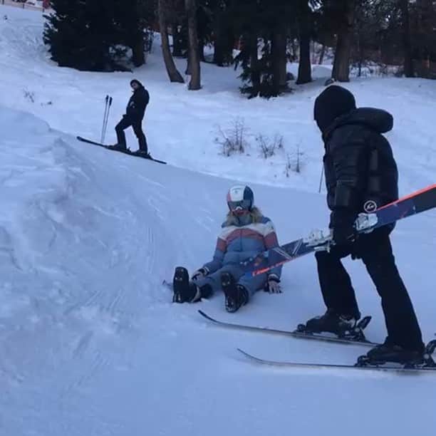ソフィー・ターナーのインスタグラム：「ABSOLUTELY SHREDDING into 2019 like....」