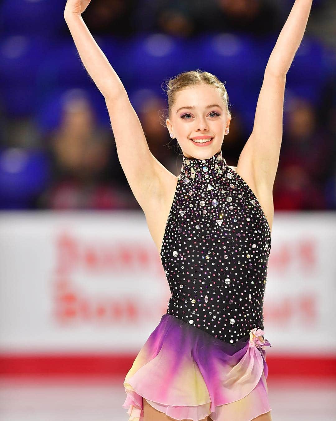 Justine Brasseurのインスタグラム：「Exactly 1 year ago I performed at Nationals in junior ladies and I’m really excited to be back this year but this time in Senior Pairs!! @mark_bardei and I can’t wait to skate at our first Nationals together!! Une belle semaine nous attend⛸❤️ merci @danielleearlphotography for the pictures💜」