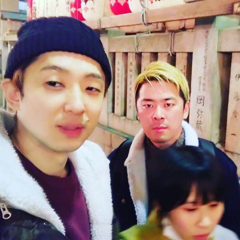 秋定遼太郎さんのインスタグラム写真 - (秋定遼太郎Instagram)「風穴あけるズ安藤と人生は夢ずしと今宮戎行ってきました！人多すぎて全員揃って写真撮れるようになるまで何回も失敗しましたが、なんとかおさめることに成功しました！ 行き帰りの道中、色んな話しましたが、安藤が突然 「ちょっと試したいエピソードトークがあるんやけど…」 って話し始めたときはこいつマジかよと思いました。  #今宮戎 #風穴あけるズ安藤 #人生は夢ずし」1月12日 1時05分 - ryotaroakisada