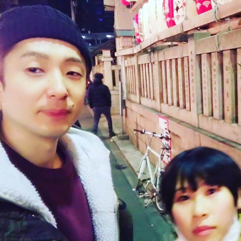 秋定遼太郎さんのインスタグラム写真 - (秋定遼太郎Instagram)「風穴あけるズ安藤と人生は夢ずしと今宮戎行ってきました！人多すぎて全員揃って写真撮れるようになるまで何回も失敗しましたが、なんとかおさめることに成功しました！ 行き帰りの道中、色んな話しましたが、安藤が突然 「ちょっと試したいエピソードトークがあるんやけど…」 って話し始めたときはこいつマジかよと思いました。  #今宮戎 #風穴あけるズ安藤 #人生は夢ずし」1月12日 1時05分 - ryotaroakisada