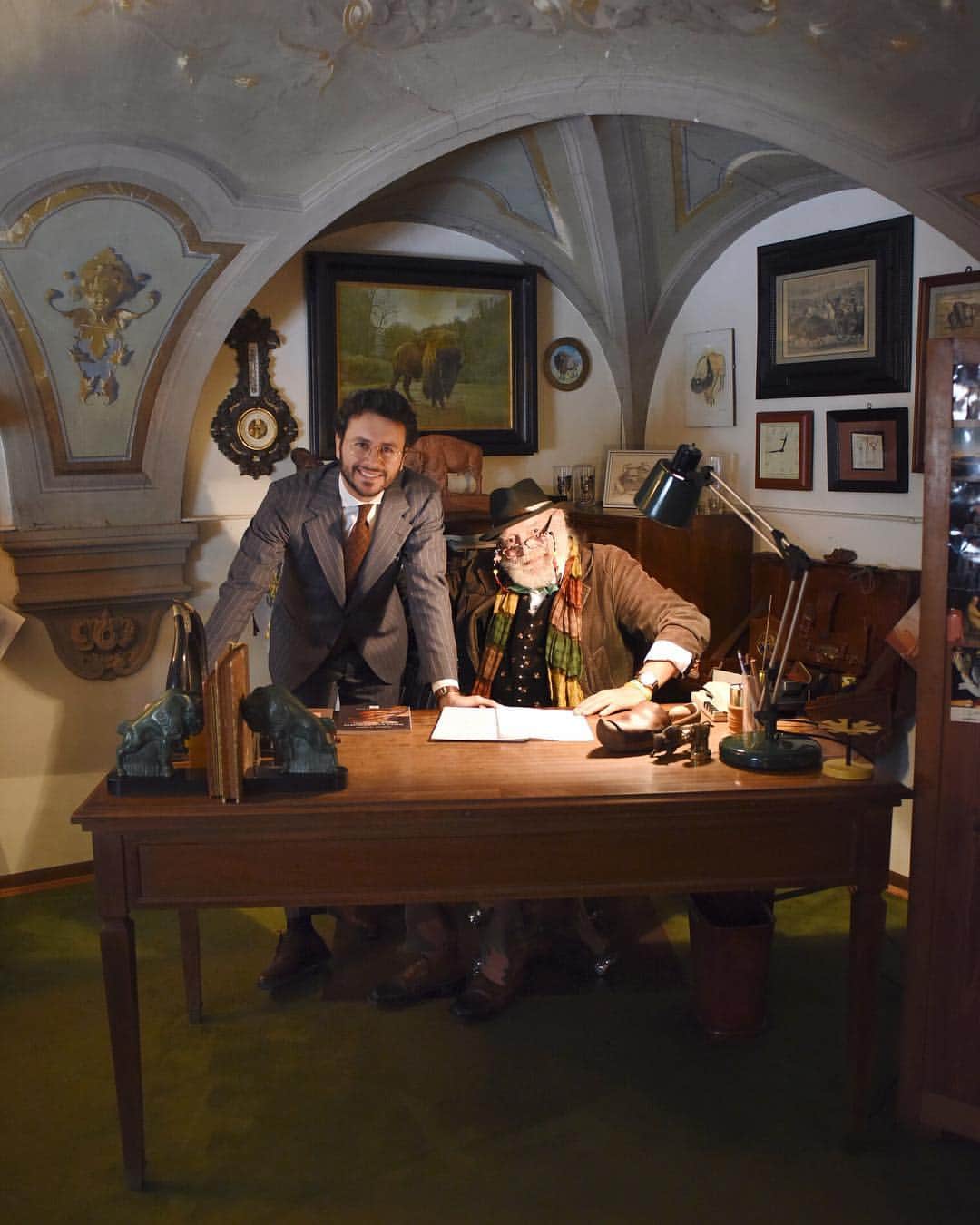 イルビゾンテのインスタグラム：「@fabioattanasio, a Pitti habitué, in the secret studio of @lupofortebraccio, a Pitti veteran… how could we spend a better Pitti fair? 👔👜 ☆ #ILBISONTE #TheBespokeDudes #FabioAttanasioxILBISONTE」