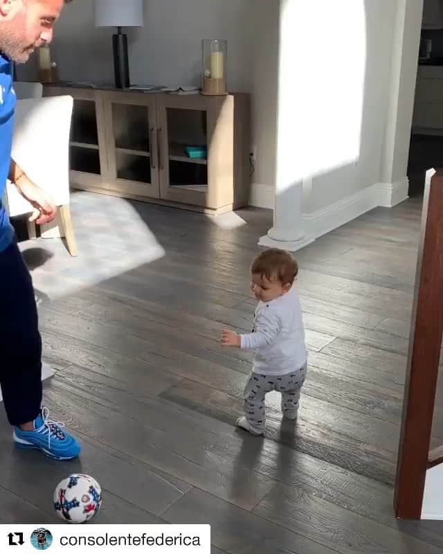 アントニオ・ノチェリーノのインスタグラム：「#Repost @consolentefederica with @get_repost ・・・ No ma cosa siete??? ❤️❤️🥰🥰⚽️⚽️ #dadandson#daddy#Mattia#Nocci#love#soccer#firststeps#healreadylovessoccer#goal ⚽️❤️」