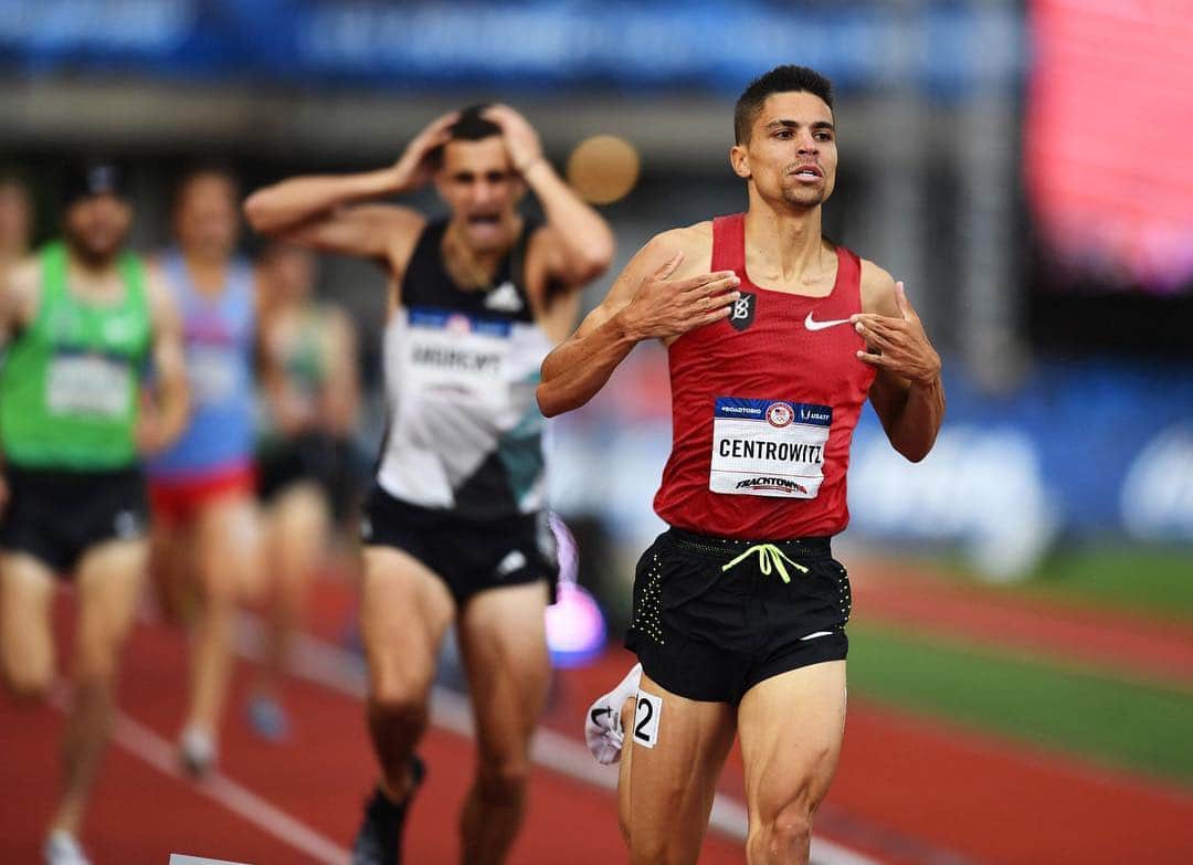 のインスタグラム：「Damn, I look good in red 👀  As some of you may heard, I have joined the Bowerman Track Club and will be coached by Jerry Schumacher. I’m looking forward to creating more memories like the one in the photo with the BTC. I hope you all will continue to follow and support me as I embark down this new path.  At this time I would like to thank Alberto and the Nike Oregon Project for everything they have done for me over the past six years that enabled me to win the 2016 Olympic Games, 2016 World Indoor Championships, silver at the 2013 World Championships and six USA titles.  I please ask you all to be respectful to me and both groups with my decision at this time. Thank you #BowermanBabes」