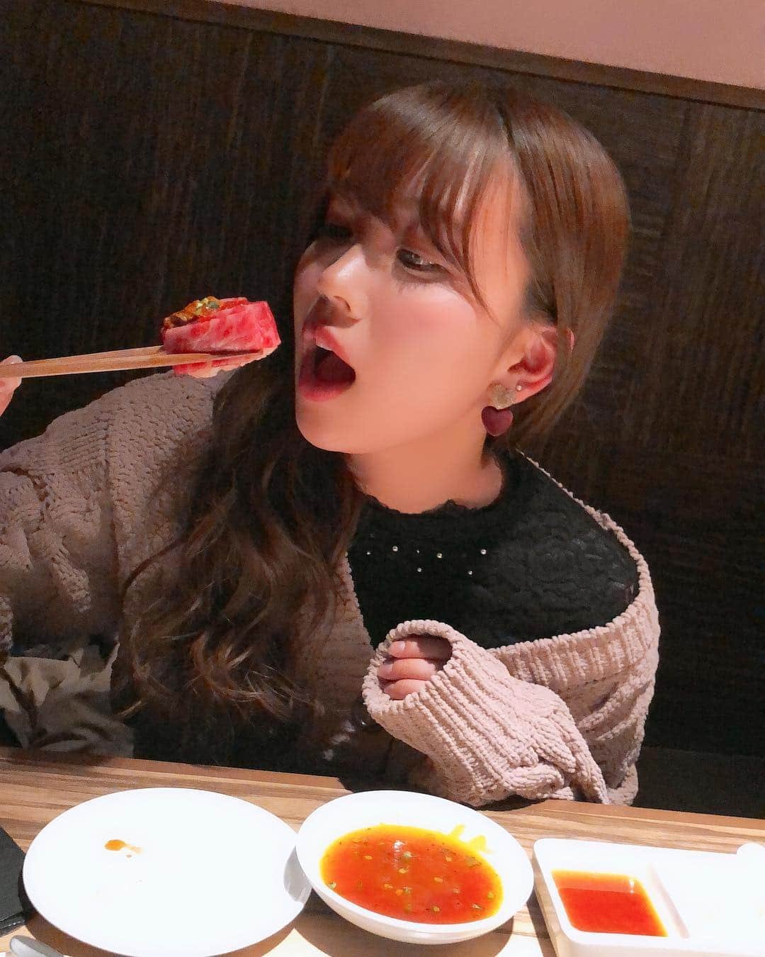 まういさんのインスタグラム写真 - (まういInstagram)「2019.1.11わたくしマウイ25歳の誕生日を最愛のお嫁さんが祝ってくれました！何も伝えてないのに俺の食いたいもんしか出てこなかった(ハラミ、うにくルーペ、大好き) プレゼントも、何も言ってないのに一番欲しいものいつもくれるし、本当に色々な意味で凄いよ。ありがとう。大切に使う。 24歳は色々あったけども、25歳は永住権を得て上見て行くしかない歳になると思うから、楽しみです。これまでの人生とは異なる生活になるけど、俺はすごく幸せです。毎日毎日。 最近、エレベーターに乗ってごみ捨て行く時にとても思うんだ。生きてるなー、ありがてぇなって。こうして不自由なく生活を営めてること、当たり前なことが。僕の身の回りにいてくれる人全てがありがたい。その人たちのためにも、自分のためにも、一生懸命に明日も生きます！かりんちゃんの愛の溢れる1日だったよ。行き帰りの電車で絵しりとりしたり、帰ってきてもベットでずっとぎゅーしながらお話しして寝落ちして。何年も毎日一緒だけど、付き合った時からずっと変わらず楽しくて、最高のパートナーです。いつもありがとう。これからもよろしくね」1月12日 6時45分 - mauie_cayton