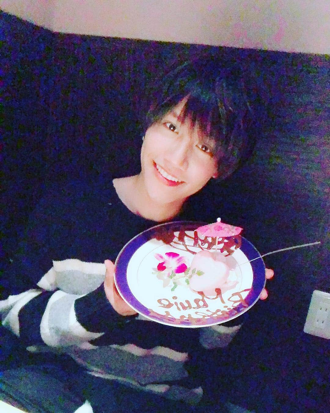 まういさんのインスタグラム写真 - (まういInstagram)「2019.1.11わたくしマウイ25歳の誕生日を最愛のお嫁さんが祝ってくれました！何も伝えてないのに俺の食いたいもんしか出てこなかった(ハラミ、うにくルーペ、大好き) プレゼントも、何も言ってないのに一番欲しいものいつもくれるし、本当に色々な意味で凄いよ。ありがとう。大切に使う。 24歳は色々あったけども、25歳は永住権を得て上見て行くしかない歳になると思うから、楽しみです。これまでの人生とは異なる生活になるけど、俺はすごく幸せです。毎日毎日。 最近、エレベーターに乗ってごみ捨て行く時にとても思うんだ。生きてるなー、ありがてぇなって。こうして不自由なく生活を営めてること、当たり前なことが。僕の身の回りにいてくれる人全てがありがたい。その人たちのためにも、自分のためにも、一生懸命に明日も生きます！かりんちゃんの愛の溢れる1日だったよ。行き帰りの電車で絵しりとりしたり、帰ってきてもベットでずっとぎゅーしながらお話しして寝落ちして。何年も毎日一緒だけど、付き合った時からずっと変わらず楽しくて、最高のパートナーです。いつもありがとう。これからもよろしくね」1月12日 6時45分 - mauie_cayton