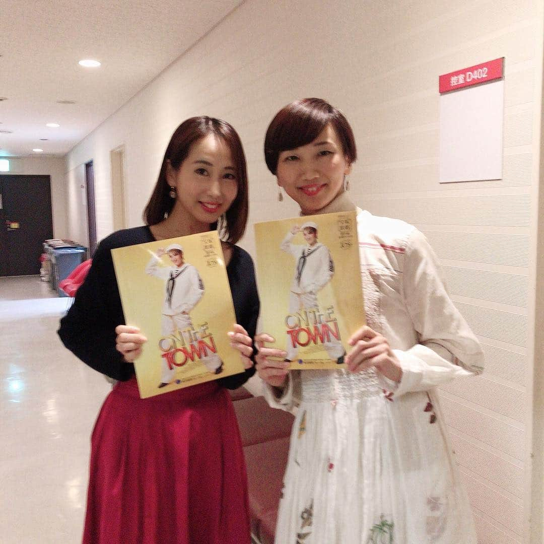 琴音和葉さんのインスタグラム写真 - (琴音和葉Instagram)「昨日、東京国際フォーラムで月組公演『ON THE TOWN』を観劇しました♫  たまきちとさくらちゃんの新トップコンビお披露目公演✨新しい月組のスタートの公演観れて良かったです！  観劇が一緒になったすーさん！すーさんとは受験生の時からの知り合いで入団してからも本当にお世話になった方なのでお会いできて嬉しかったです♡  #月組公演 #月組新トップコンビ#珠城りょう#美園さくら #憧花ゆりの さん #琴音和葉」1月12日 8時05分 - kazuha_kotone