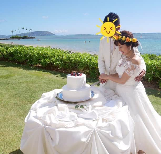 庄司ゆうこさんのインスタグラム写真 - (庄司ゆうこInstagram)「1月11日11時からカハラホテルで結婚式を挙げてきました(^^) 結婚するならハワイ！！そして大好きなカハラホテルって決めていたので、夢が叶って幸せ一杯です💕 そしてハワイまで来てくれる大好きなPSYメンバー💕やっぱりヨガインストラクターだから、ドレスでもナマステ✨笑 まだまだ載せたい写真があるので少しずつアップしていきます🤗 来てくれたみんなに本当に感謝です😂✨ みんなありがとう〜‼️‼️ #カハラホテル#結婚式#挙式#披露宴#花嫁#ブライズメイド#ハワイ挙式#ハワイウエディング#ウエディング#ウエディングドレス#ケーキカット#psyメンバー#ヨガインストラクター#ポジティブスターヨガ#平成最後の結婚式」1月12日 19時35分 - yuko.shoji