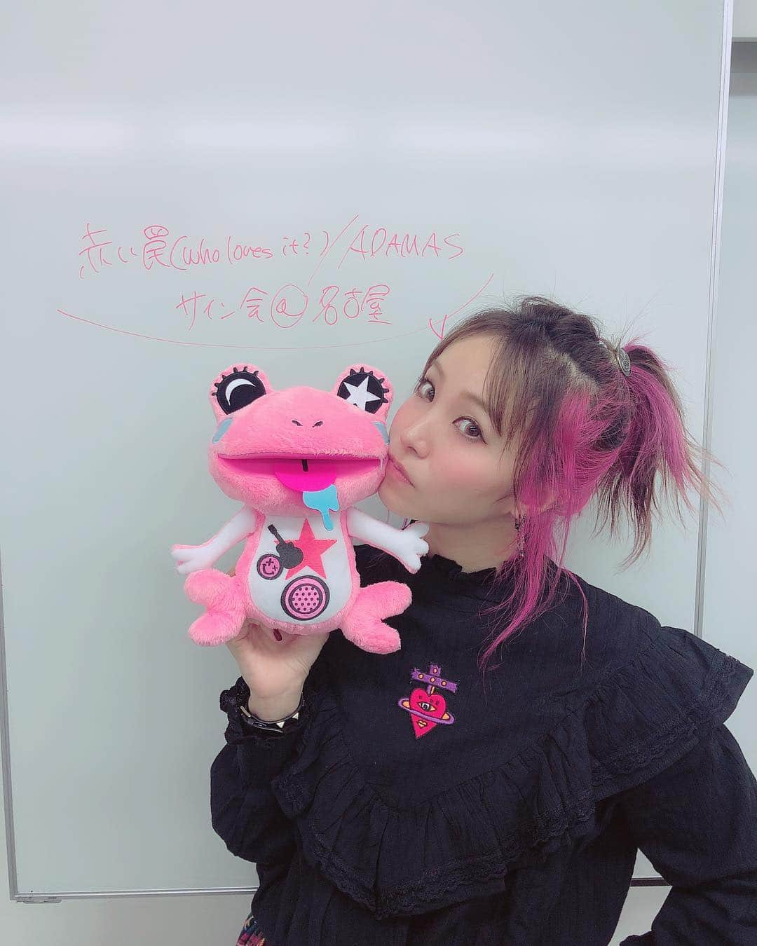 LiSAさんのインスタグラム写真 - (LiSAInstagram)「名古屋サイン会ありがとうございましたぁー！1月なのに暑かったーので終わりに出来たてのeNcoreヘアゴムでくくった☻ 明日は東京ですっ\( ¨̮ )/ #LiSA #赤い罠 #ADAMAS #スパイシーワールド #楽しみ全部あなたとがいいっ」1月12日 19時21分 - xlisa_olivex