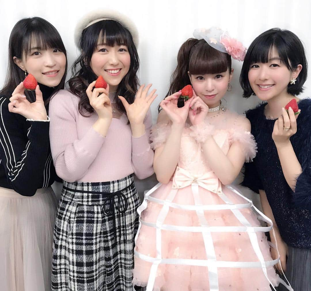 春奈るなさんのインスタグラム写真 - (春奈るなInstagram)「FANTASIA ANNIVERSARY LIVE2019お昼の部が終了しました＼＼\\٩( 'ω' )و //／／ 楽しかった〜🎤✨ 2019初るな充！！！ 夜の部も楽しみ🌙✨ team冴えカノの皆さんと🍓✨ ・ #冴えない彼女の育てかた  #saekano  #安野希世乃 さん #大西沙織 さん #茅野愛衣 さん #なぜかいちご🍓」1月12日 18時00分 - lunaharuna_official