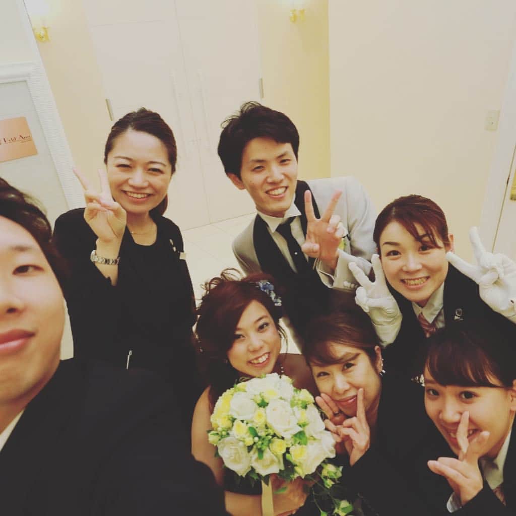 迎賓館ヴィクトリア/結婚式(富山・高岡・金沢・小松・福井)のインスタグラム：「#スタッフと  特集 その1(* ¨̮*)/♡︎ いままで一緒に写真を撮って頂いた お客様の写真🥰💕思い出して笑顔になります(*´∇︎`*) * * * * * ⛪️ウエディングフェアや💡お問い合わせは プロフィールからHPをご覧下さい✧︎*。 @victoria_weddingstyle ☎️お電話でのお問い合わせもお待ちしております *迎賓館VICTORIA福井 TEL 0776-23-5011 *迎賓館VICTORIA小松 TEL 0761-23-7055 *金沢グローブ TEL076-238-5211 *迎賓館VICTORIA高岡 TEL 0766-27-1155 *富山セントマリー教会＆迎賓館VICTORIA TEL 076-423-6688 *。 *。 #迎賓館ヴィクトリア #ヴィクトリア #福井ヴィクトリア#小松ヴィクトリア #高岡ヴィクトリア#富山ヴィクトリア#vic花嫁 #vic婚#ウェディング #ブライダル #結婚式  #結婚式場 #北陸結婚式場 #結婚式準備 #卒花嫁 #北陸花嫁  #家族愛 #ウエディングフェア #フェア #ウエディングパーティー#プランナー#共に#打合せ#ウエディングプランナー」