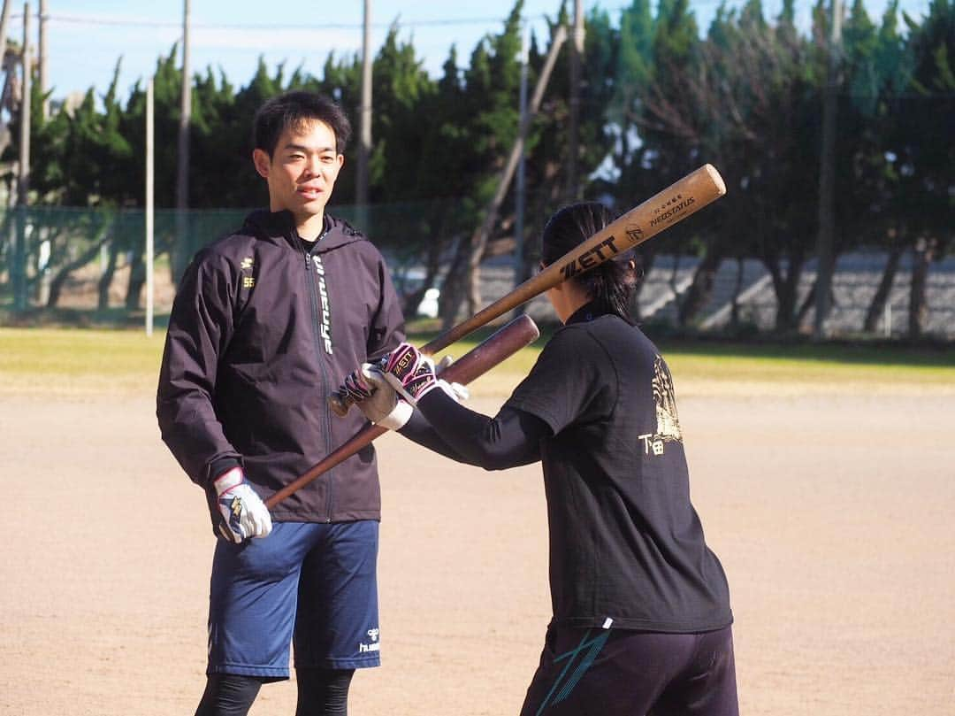 加藤優さんのインスタグラム写真 - (加藤優Instagram)「. . 昨日は自主トレ参加最終日でした！  山崎まり選手と同郷の田代将太郎選手が 秋山翔吾選手と自主トレをするということで 田代選手を通して山崎まり選手から 誘っていただき、今回は私も自主トレに 参加させていただくことができました！  誘っていただかなければ この様な貴重な経験はできませんでしたし、 良き先輩方に恵まれたことを 本当に有り難く思います！  自主トレに参加させていただき、 技術的なこともそうですが 人としてという部分でも 勉強になることばかりでした。  プレーヤーとして技術を磨き、 人が喜ぶ事を当たり前にできるような 人間になっていきたいです！  NPBの選手の皆さま、 そして、 寒い中お手伝いをしてくださった皆さま、 本当にありがとうございました😊. . シーズンインに向けて 練習頑張ります💪. .  #NPB #埼玉西武ライオンズ #秋山翔吾 選手 #金子一輝 選手 #鈴木将平 選手 #東京ヤクルトスワローズ #田代将太郎 選手 #横浜DeNAベイスターズ #細川成也 選手  #JWBL #京都フローラ #星川あかり 選手 #浅野桜子 選手 #愛知ディオーネ #三浦由美子 選手 #埼玉アストライア #山崎まり 選手 #佐藤千尋 選手 #加藤優  #わかフル #女子プロ野球2019  #拡がれ女子プロ野球」1月12日 18時46分 - y_k_009