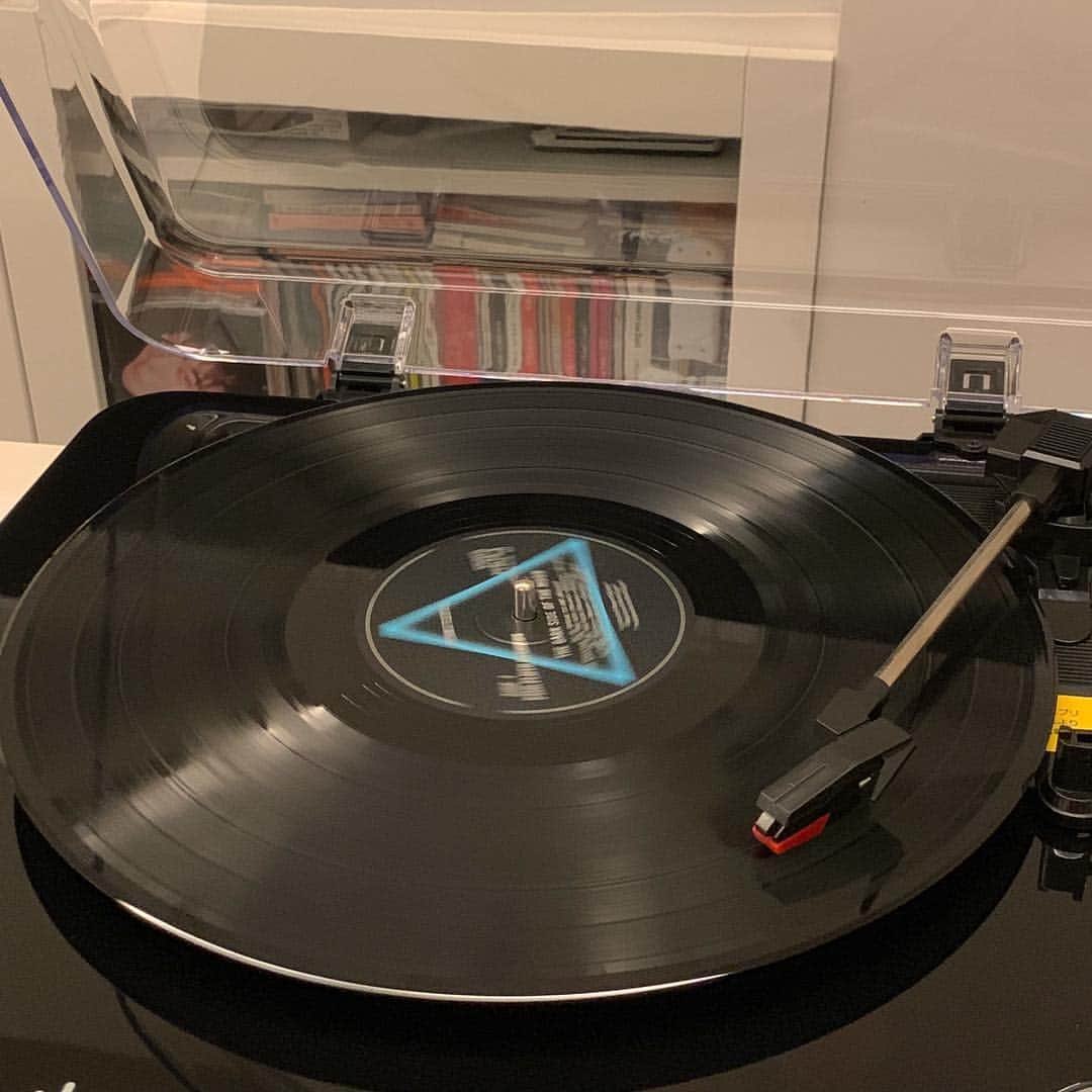 菅沼ゆり（ゆりっぱ）さんのインスタグラム写真 - (菅沼ゆり（ゆりっぱ）Instagram)「レコードプレーヤー買いました☺︎ なんか初めてなのでドキドキしている 一昨年の12月にイギリスで買ってた Pink Floydのレコードを やっと行動に移せた。日。(おそ) 置く場所まよう〜💸」1月12日 18時43分 - yurippa93