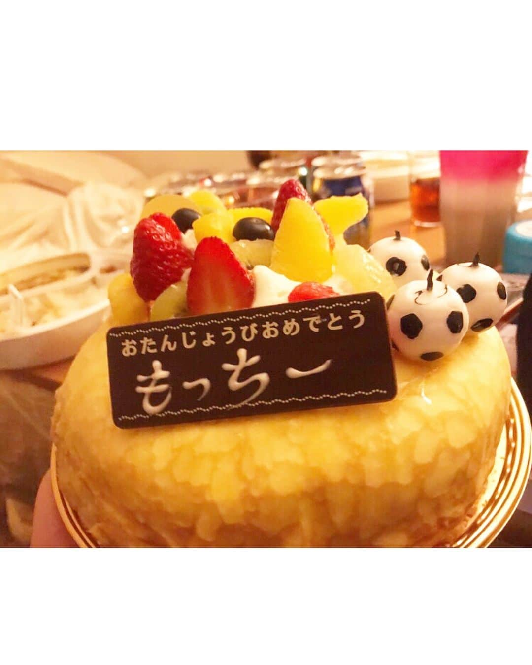 木村カレンさんのインスタグラム写真 - (木村カレンInstagram)「🎂 この間 同期の望月アナの誕生日を祝いました〜〜 . . 同じく同期の斉藤アナと 仕事終わりに 同期トリオでサプライズ☺️ . . サッカー愛の強いもっちーに サッカーボールキャンドル付きケーキ と #山形初市 でゲットしただるまを。 . . . #ケーキ美味しかった」1月12日 10時13分 - karen_kimura__