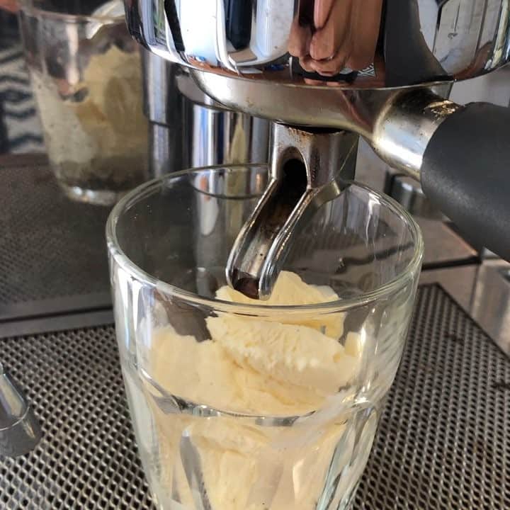 リサ・キャリントンのインスタグラム：「Affogato... I don’t mind if I do. A couple of my favorites things. #Nzsummer」
