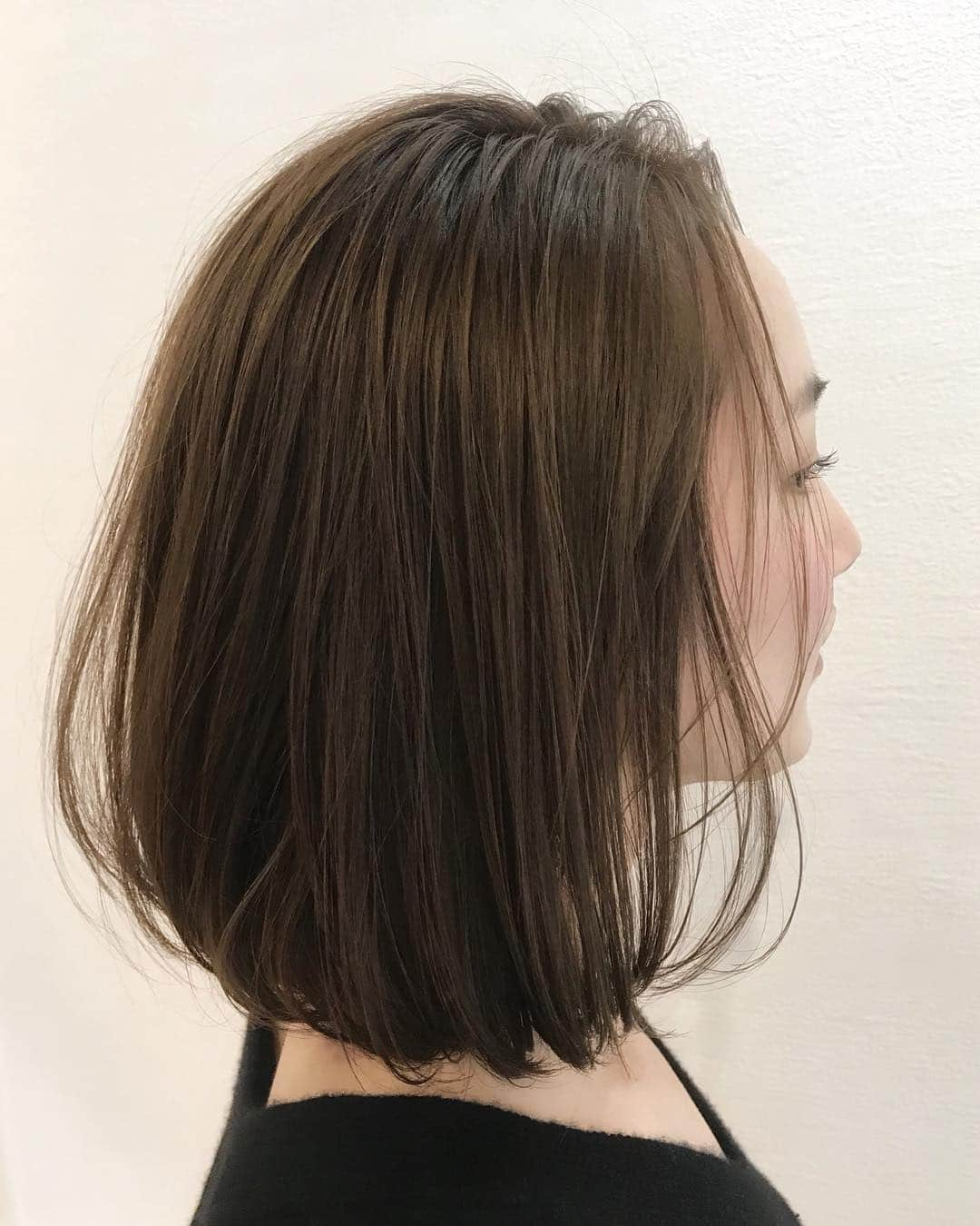 辻元舞さんのインスタグラム写真 - (辻元舞Instagram)「. @stand_by_hair でヘアメンテナンスしてきました✨ 毎回大川さんが細かく教えてくださるのでそのままコピペ😊👇🏻 ----------------- Cut▷今回は前回より前髪感を出す為に2cmカット、全体は隙間ができ束感が出しやすくコンパクトなシルエットになるようにスライドカットで中間から毛量を整えてます✂︎(長さのベースは前回同様)  Color▷ミントグレージュ(10トーン) カラーは前回のハイライトを生かしながらも、まろやかな透明感の立体感を出せるようにブレンドしています🎨 . Treatment▷オージュアトリートメントはビタミン補給(TS)と脂質補給(QU)＋コテの熱から髪を守るために柔軟効果(FM)をブレンド💁‍♀️ . Spa▷頭皮ケアは産後の抜け毛を最小限にする為にフォームタイプの高濃度炭酸マスクでヘッドスパ💆‍♀️血行の促進と水分バランスを良くしました😊 . Styling▷コテ26mm使用でタイト目なワンカール/スタイリング剤はモイクリーム＋モイバームで束感とヘルシーなツヤ感を☺︎ ----------------- だそうです🙆🏻‍♀️ いつも丁寧なメンテナンスありがとうございます🙌🏻✨ . #ヘアカラー#ヘアメンテナンス#ボブ#ボブヘアー #Aujua#standbyhair#haircolor#mai_beauty」1月12日 10時43分 - mai_tsujimoto