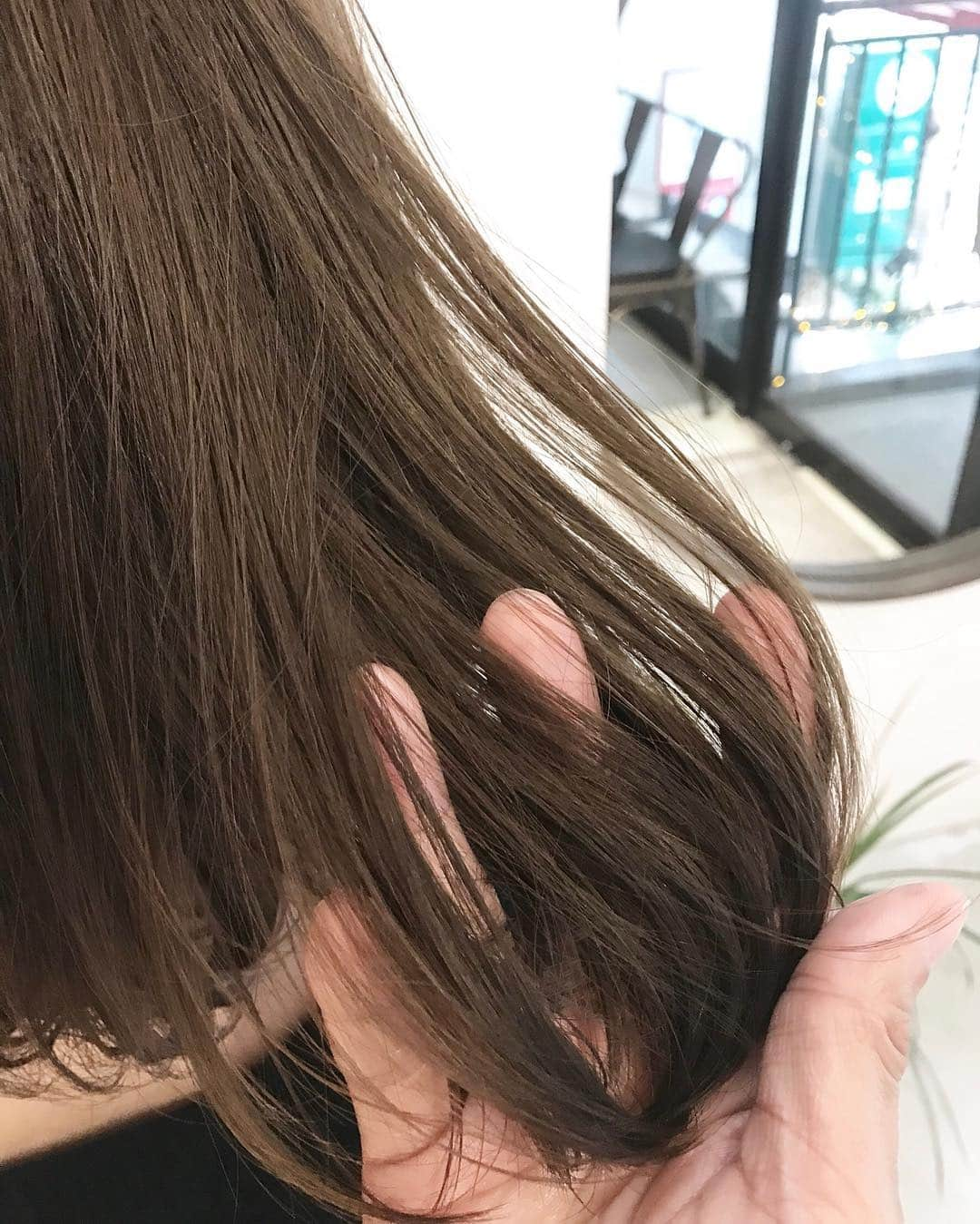 辻元舞さんのインスタグラム写真 - (辻元舞Instagram)「. @stand_by_hair でヘアメンテナンスしてきました✨ 毎回大川さんが細かく教えてくださるのでそのままコピペ😊👇🏻 ----------------- Cut▷今回は前回より前髪感を出す為に2cmカット、全体は隙間ができ束感が出しやすくコンパクトなシルエットになるようにスライドカットで中間から毛量を整えてます✂︎(長さのベースは前回同様)  Color▷ミントグレージュ(10トーン) カラーは前回のハイライトを生かしながらも、まろやかな透明感の立体感を出せるようにブレンドしています🎨 . Treatment▷オージュアトリートメントはビタミン補給(TS)と脂質補給(QU)＋コテの熱から髪を守るために柔軟効果(FM)をブレンド💁‍♀️ . Spa▷頭皮ケアは産後の抜け毛を最小限にする為にフォームタイプの高濃度炭酸マスクでヘッドスパ💆‍♀️血行の促進と水分バランスを良くしました😊 . Styling▷コテ26mm使用でタイト目なワンカール/スタイリング剤はモイクリーム＋モイバームで束感とヘルシーなツヤ感を☺︎ ----------------- だそうです🙆🏻‍♀️ いつも丁寧なメンテナンスありがとうございます🙌🏻✨ . #ヘアカラー#ヘアメンテナンス#ボブ#ボブヘアー #Aujua#standbyhair#haircolor#mai_beauty」1月12日 10時43分 - mai_tsujimoto