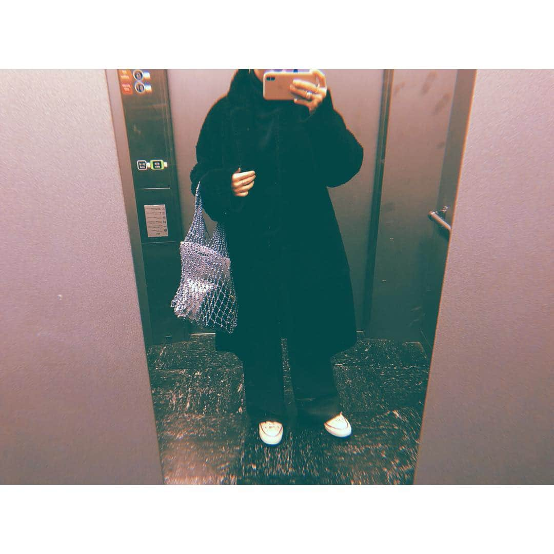 川上さやかさんのインスタグラム写真 - (川上さやかInstagram)「スニーカー特集の @oggi_mag 2月号👟 私は、カジュアル過ぎないように全身ダークトーンでおさえて スニーカーの白を効かせるスタイルが好きです❤︎ #coat #deuxiemeclasse #knit #vondel #pants #beautyandyouth #bag #celine (shopper) #shoes #chucktaylor」1月12日 10時50分 - sk_120