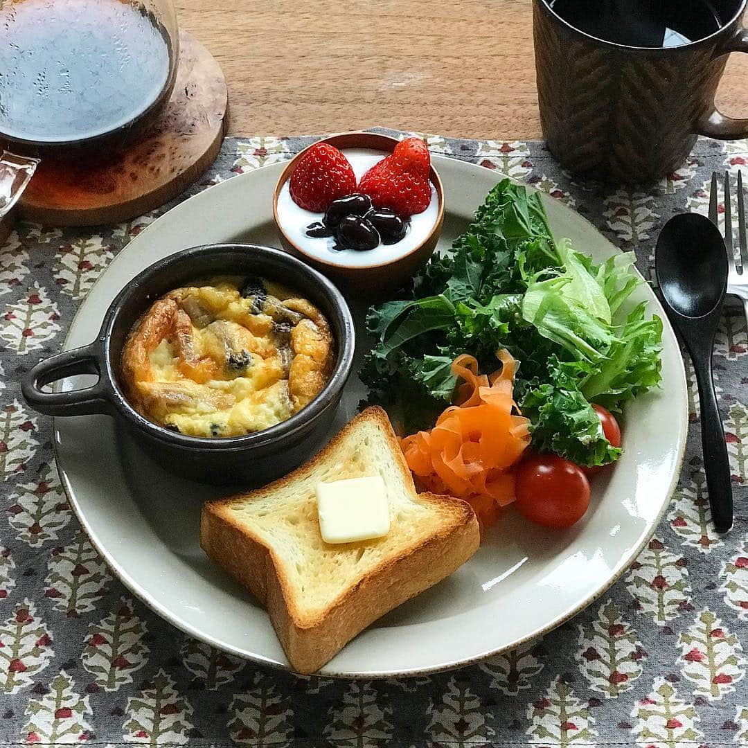 kokochiyoiさんのインスタグラム写真 - (kokochiyoiInstagram)「2019/01/12 小雪舞う土曜日の朝ごはん。 角食バタートースト、 ぶなしめじとベーコンのフラン、 ケールのサラダ、 キャロットラペ、 #黒豆 いちごヨーグルト、 #ドリップコーヒー。 ✳︎ ✳︎ ✳︎ 角食は#サンチノ の #農家サンチノ食パン。 今一番好きな角食です♡ ✳︎ ✳︎ ✳︎ #寒い寒い 土曜日。 あったかい#コーヒー が しみます♡」1月12日 10時55分 - kokochiyoi