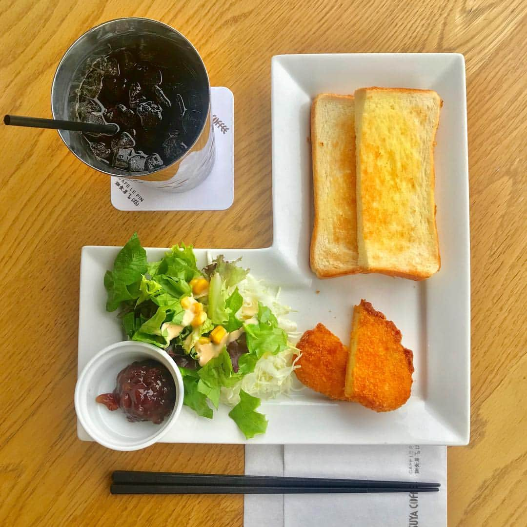 黒江美咲のインスタグラム：「. 【CAFE LE PIN @大府】 大須 松屋コーヒーが営む喫茶店へ。 L型の皿は大須店と変わらず、にやり☺️ サービスのCモーニングに ＋30円の小倉を追加したよ🙆‍♂️ 店内は白壁&ウッディな内装、 ミュシャの絵が飾られて癒し空間でした。 家庭画報やオレンジページなど女性向け雑誌豊富。 . #喫茶店モーニング#大府カフェ#愛知モーニング開拓#冷コーサイコー#松屋コーヒー#cafelepin#カフェルパン」