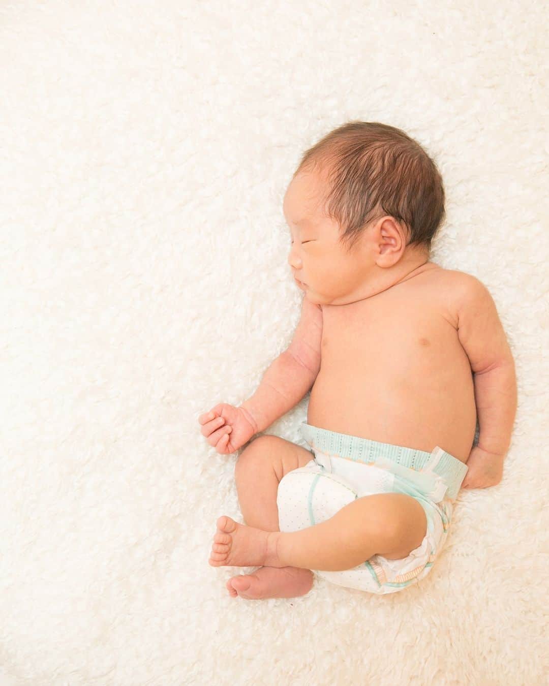白井ゆかりさんのインスタグラム写真 - (白井ゆかりInstagram)「2年前の今日、産まれました。 . #ムーちゃん #大夢 #2歳 お誕生日おめでとう🎂 . 産まれたばかりの頃の、懐かしい写真をUP💕 . #ニューボーンフォト は @newbornphoto.jp さんに👼 プロに撮ってもらって本当に良かったと思ってます✨ . 新生児ってほんとかわいいよね。 細っこい足、 首のシワ😩💕 . ずっと赤ちゃんでいてほしかったけれど、 よく食べ、よく動くムーちゃんなので、どんどん大きくなっていきます🐥 ついに魔の２歳児に！ 最近イヤイヤすごくて大変だけど、 かわいい声で片言で喋るこの時期も、やっぱりかわいい😙 . . #newbornphotography #ニューボーンフォトグラファー #男の子ママ #2歳誕生日」1月12日 11時36分 - yukarealestate