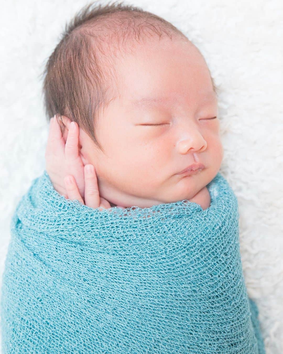 白井ゆかりさんのインスタグラム写真 - (白井ゆかりInstagram)「2年前の今日、産まれました。 . #ムーちゃん #大夢 #2歳 お誕生日おめでとう🎂 . 産まれたばかりの頃の、懐かしい写真をUP💕 . #ニューボーンフォト は @newbornphoto.jp さんに👼 プロに撮ってもらって本当に良かったと思ってます✨ . 新生児ってほんとかわいいよね。 細っこい足、 首のシワ😩💕 . ずっと赤ちゃんでいてほしかったけれど、 よく食べ、よく動くムーちゃんなので、どんどん大きくなっていきます🐥 ついに魔の２歳児に！ 最近イヤイヤすごくて大変だけど、 かわいい声で片言で喋るこの時期も、やっぱりかわいい😙 . . #newbornphotography #ニューボーンフォトグラファー #男の子ママ #2歳誕生日」1月12日 11時36分 - yukarealestate